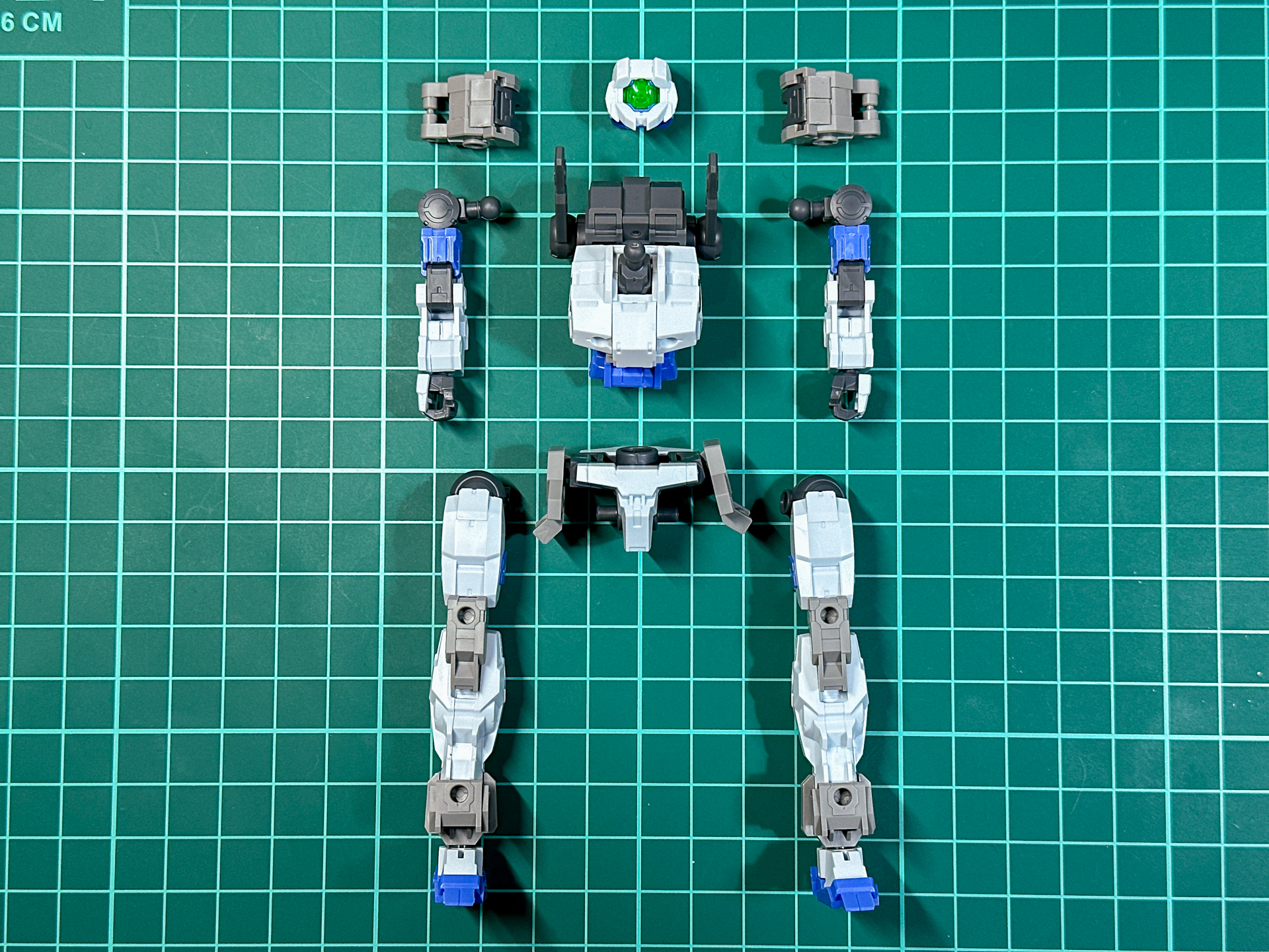 一体化前の中間アーマー形態アルト。各部の接続は肩部パーツが挟み込み、脚部が軸接続、その他はボールジョイントによる接続となっています。