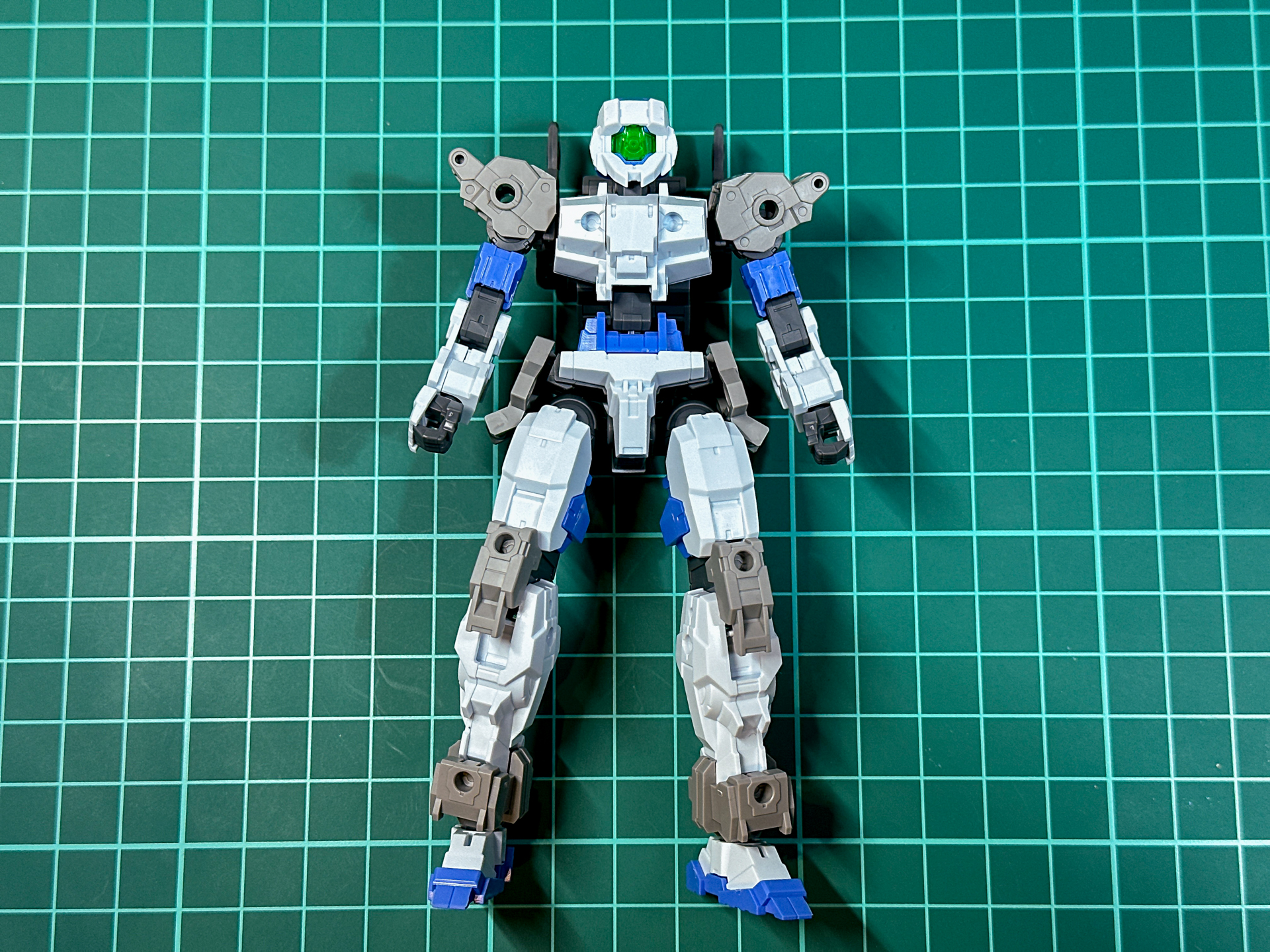 一体化した中間アーマー形態アルト。脛部の追加パーツによってスタイルの向上が図られています。