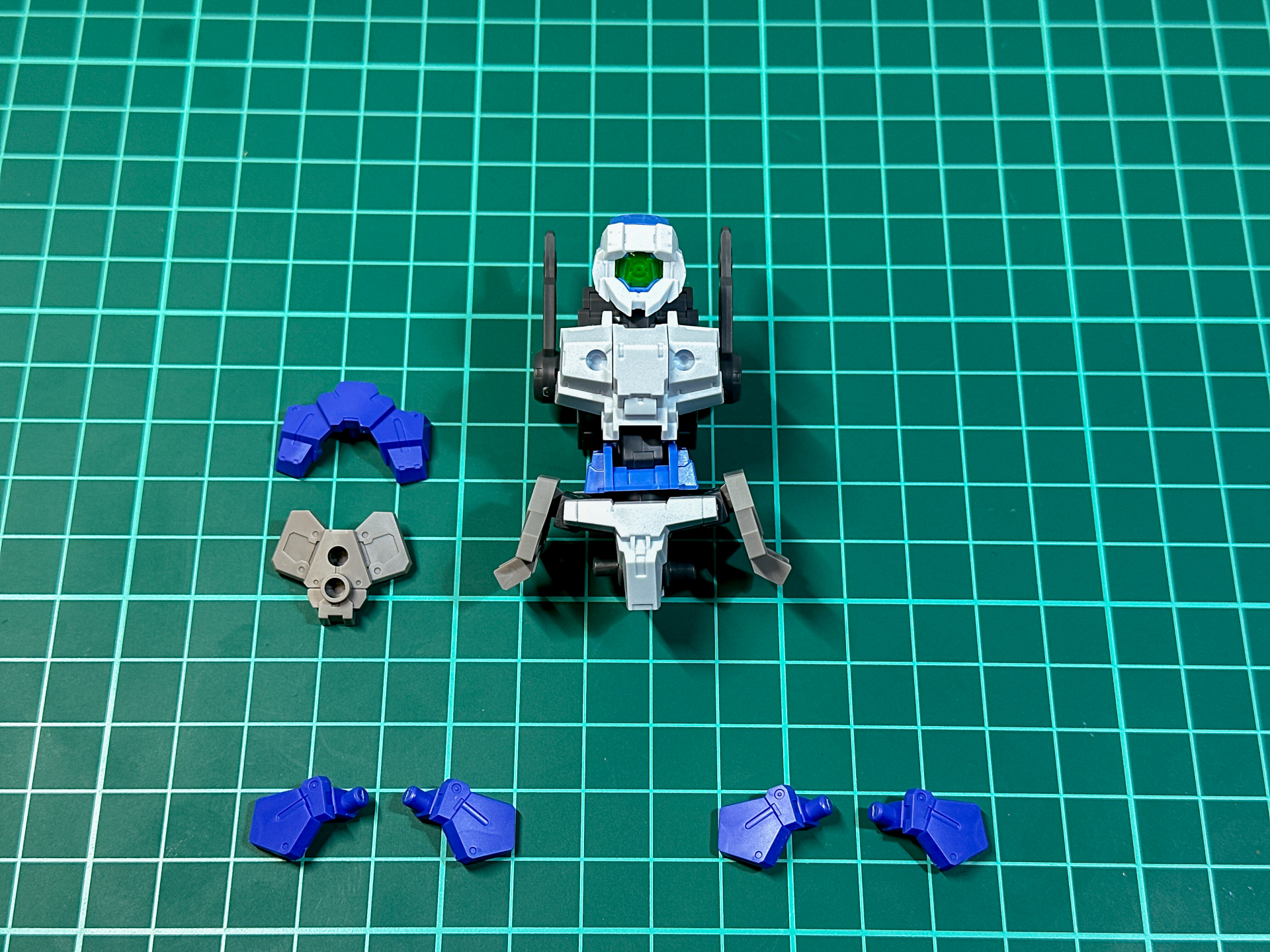 追加装甲取り付け前の胴体部および腰部パーツ。胸部装甲は2色2重構造となっています。