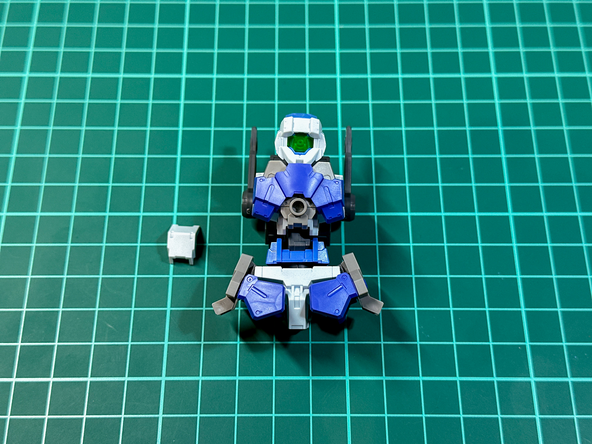 追加装甲取り付け後の胴体部および腰部パーツ。中間アーマー形態での胸部装甲はあまりパーツとなります。