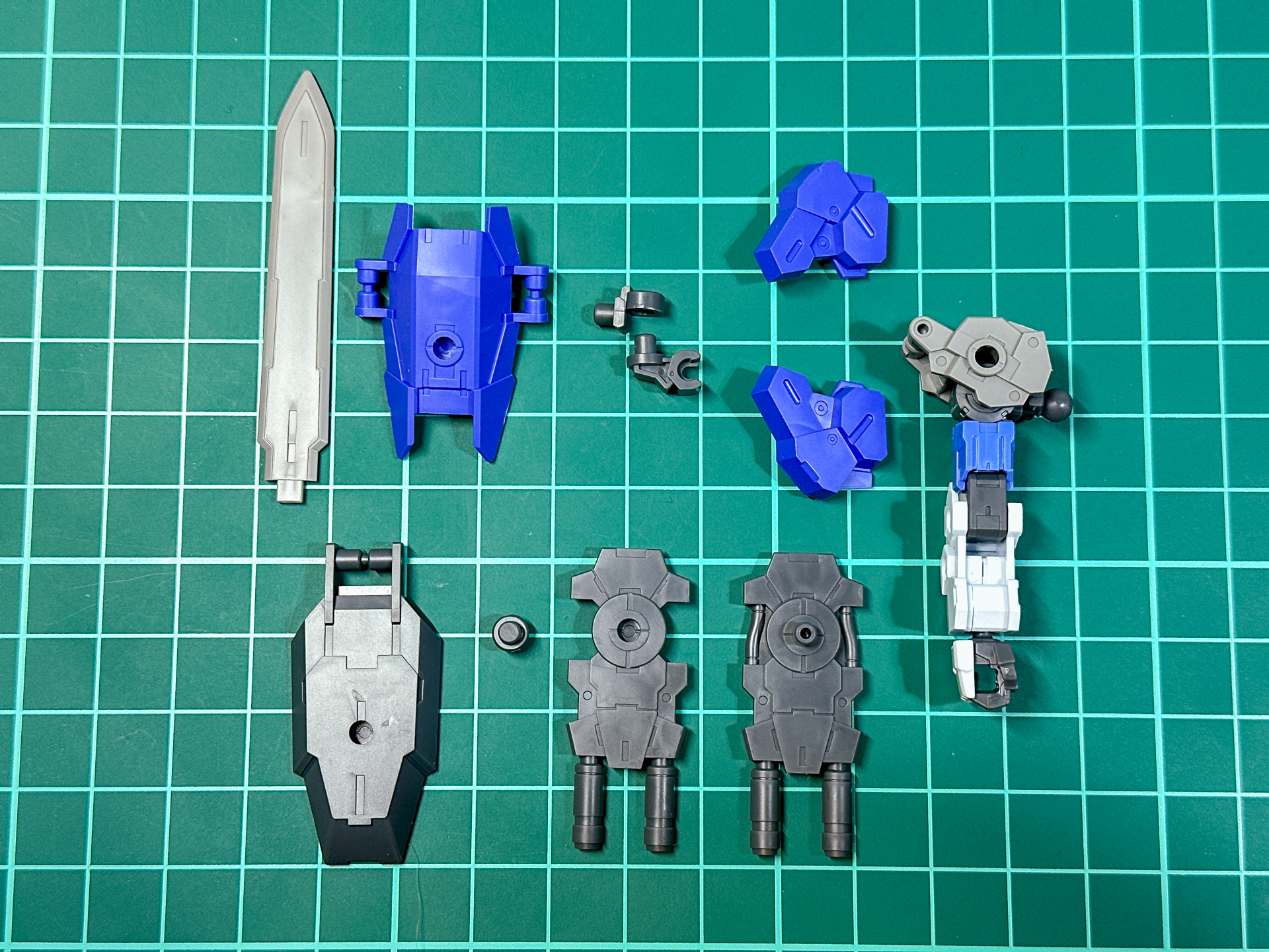 追加武装取り付け前の腕部。追加装備の中でも大型のパーツ構成となっています。