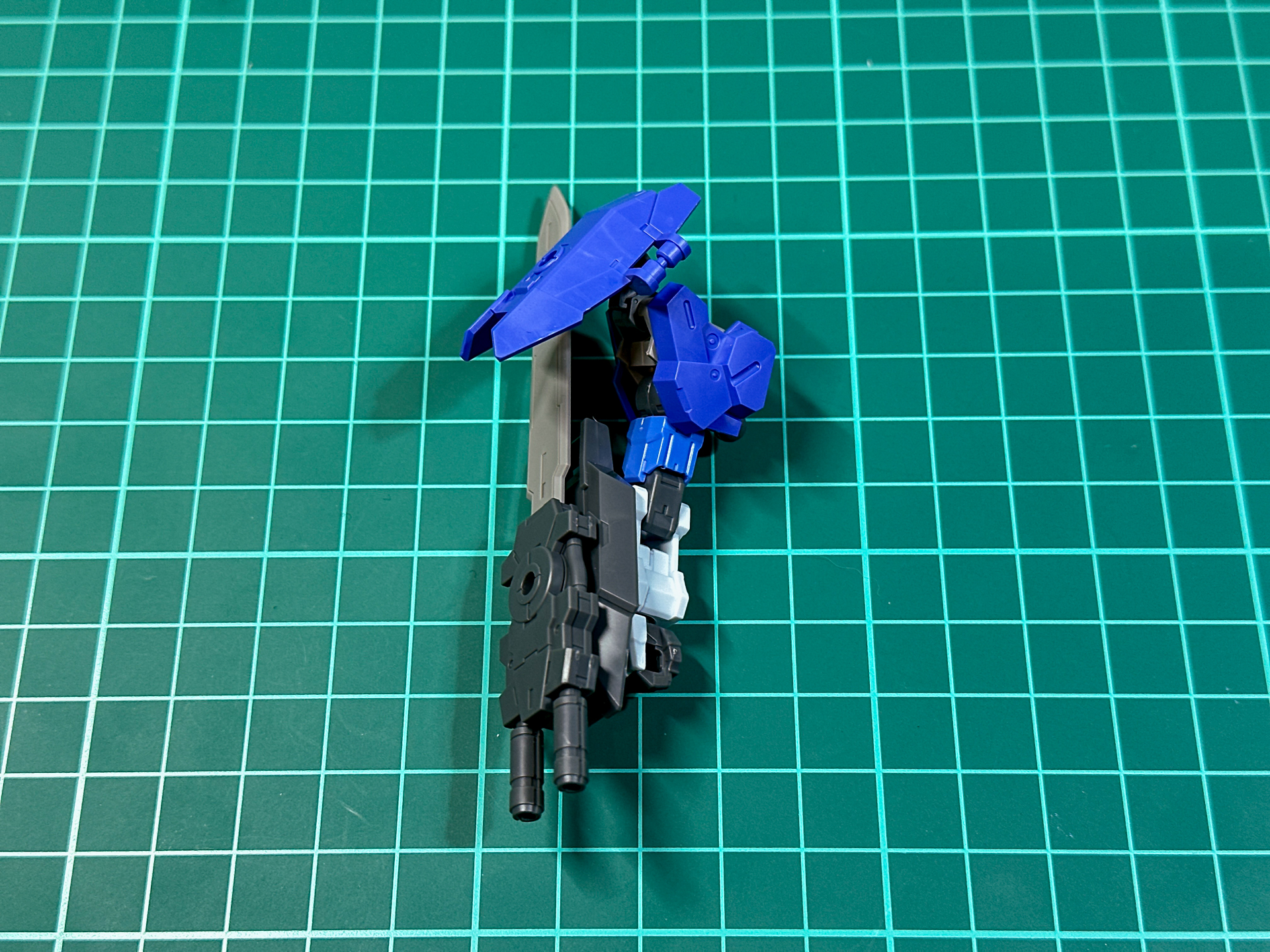 追加武装の取り付けが完了した腕部。腕部兵装は射撃モード時に肘を曲げたポージングとなります。