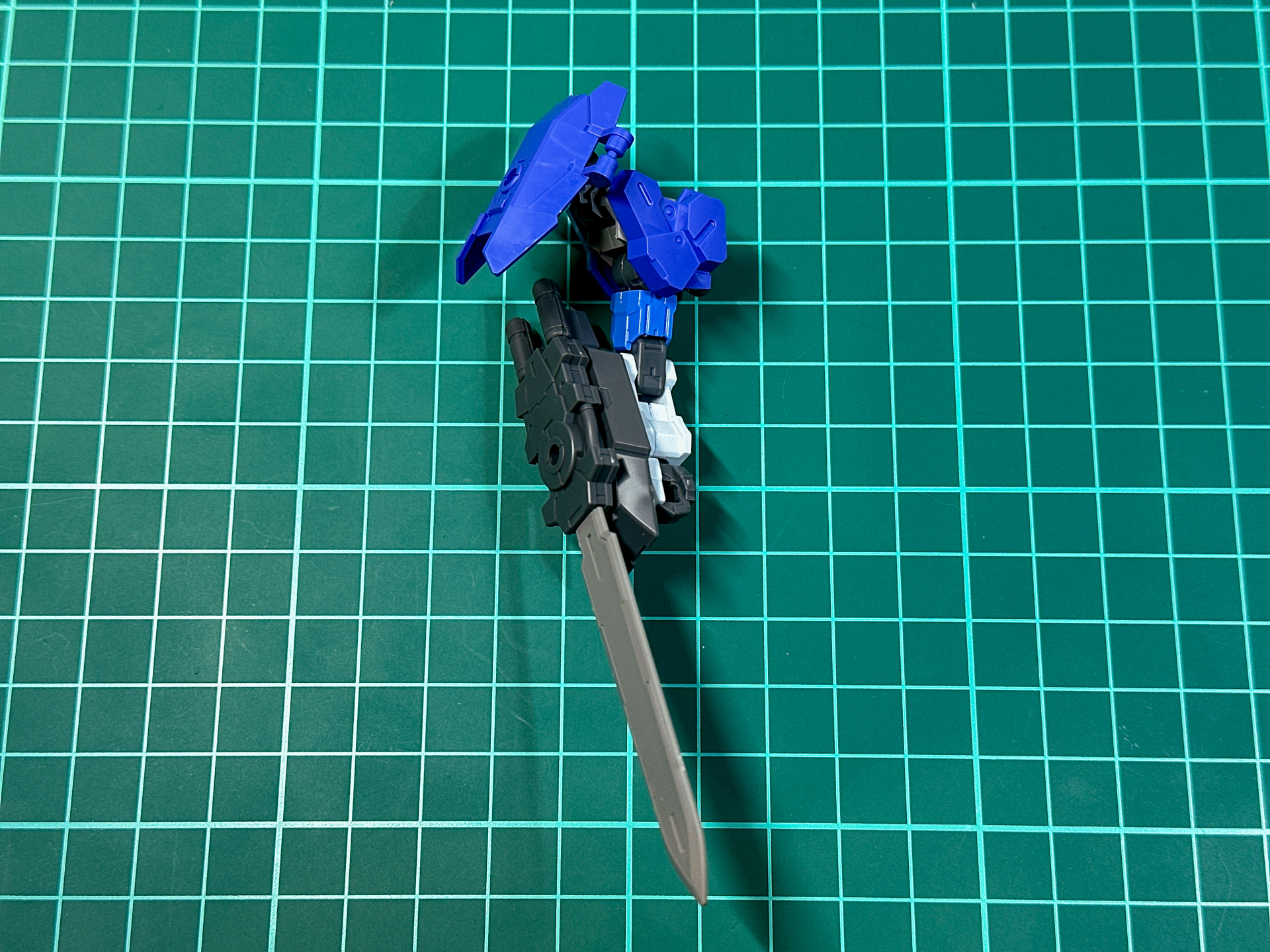 腕部兵装は回転させることで格闘モードに変更できます。