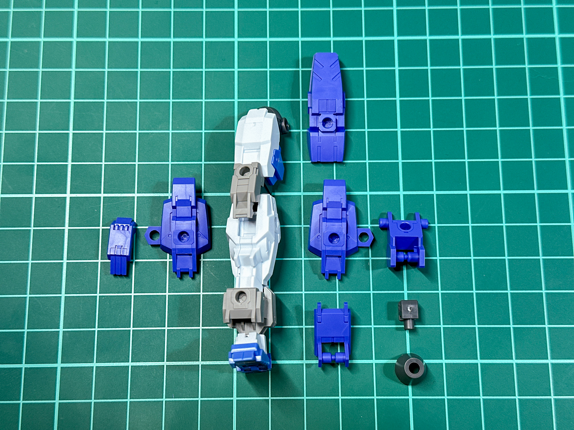 パーツ取り付け前の脚部パーツ。脚部背面には追加スラスターが装備されます。