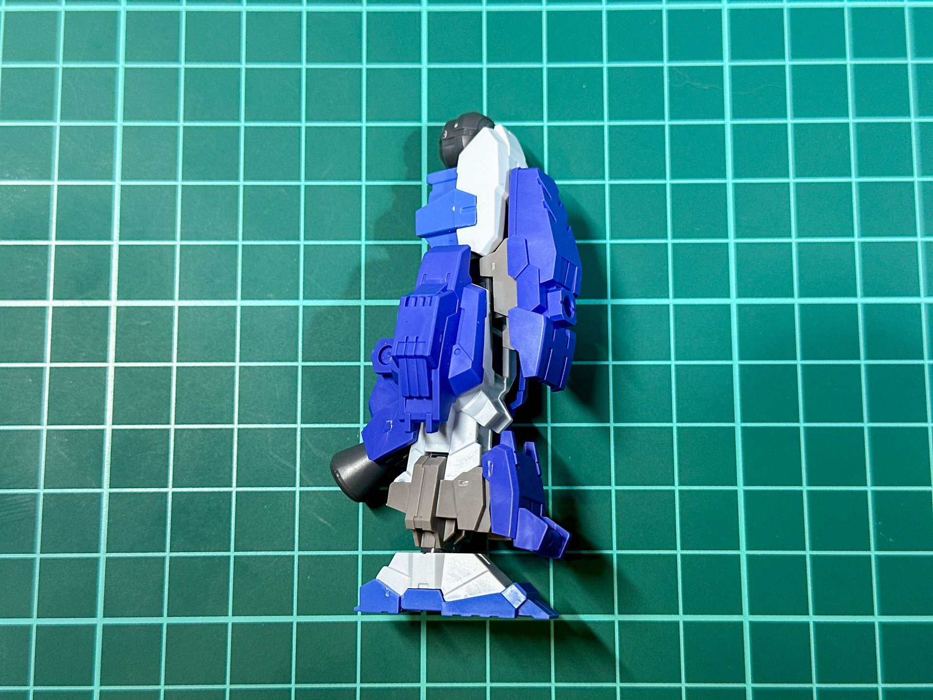 パーツ取り付け後の脚部パーツ。スラスターは組み立て後角度を変更することができます。