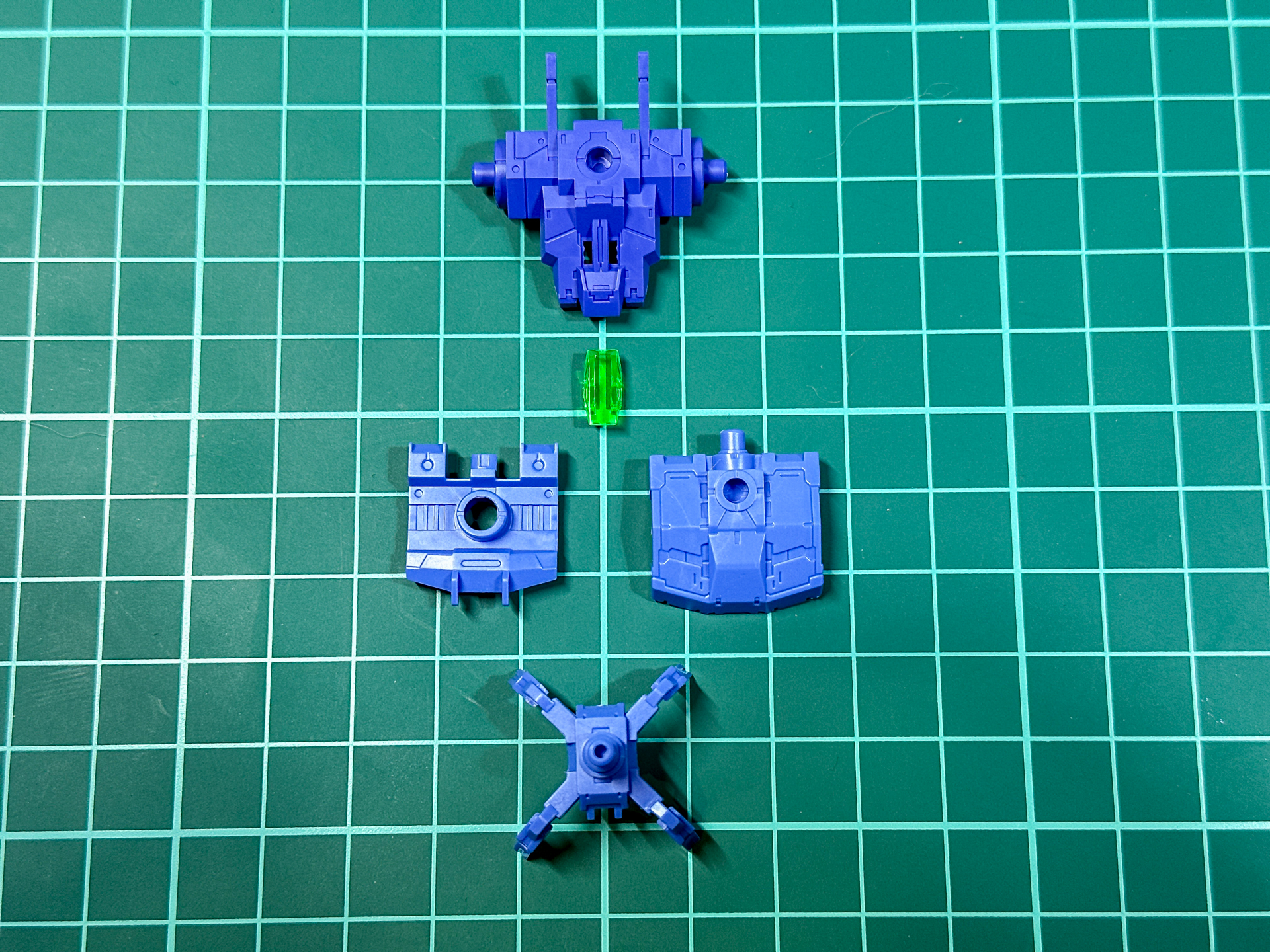 パーツ状態でのフルアーマーロイロイ。通常版のロイロイにフルアーマーパーツを被せて完成させます。