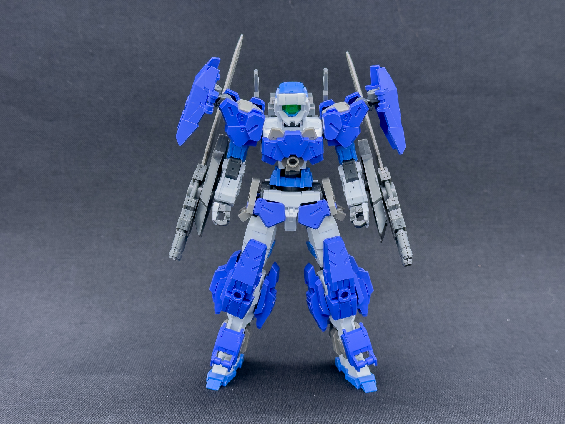 追加装甲はブルーがメインカラーとなっているため、機体の印象が大きく変わります。