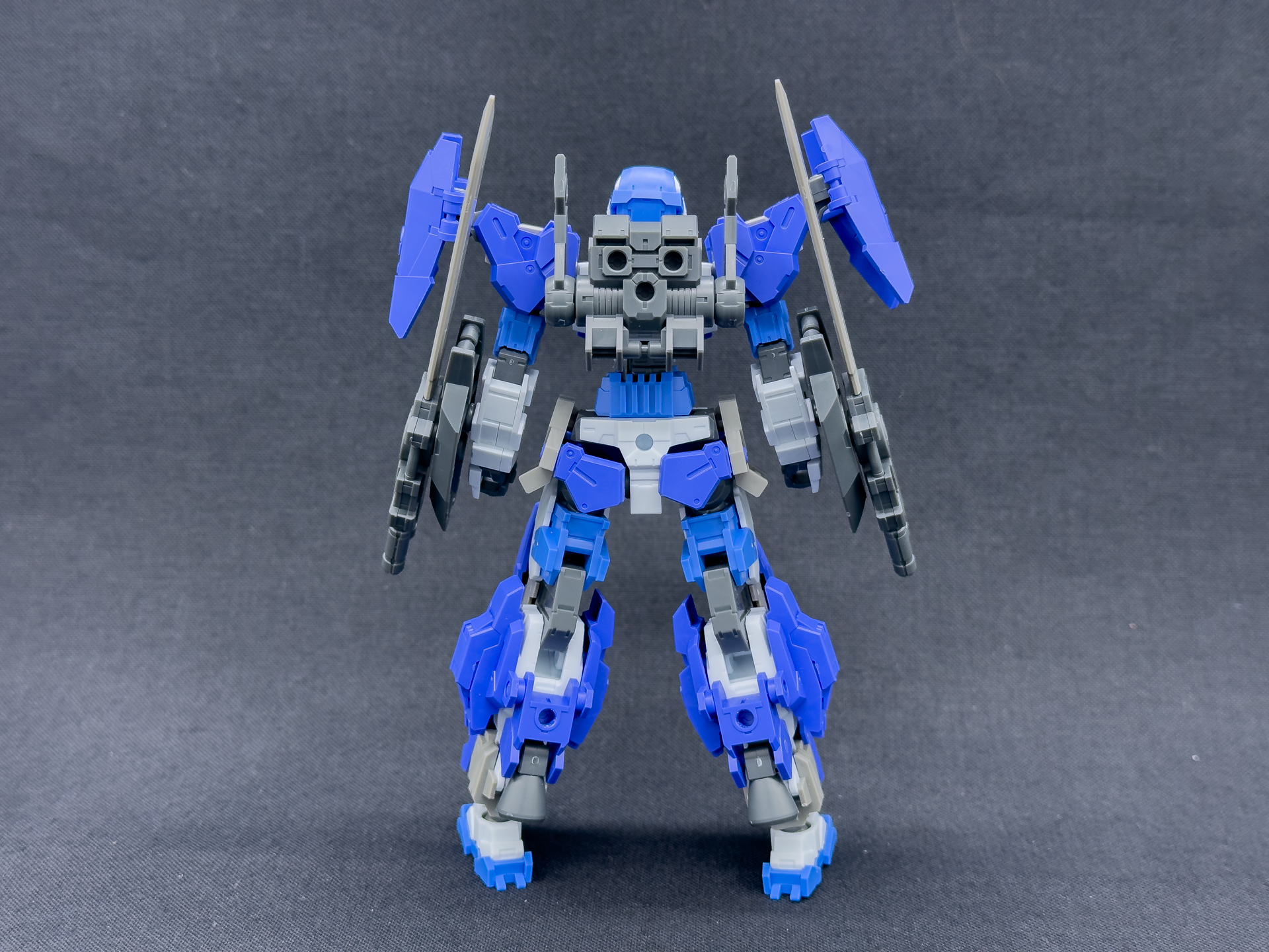 背面は新規造形バックパックを搭載したことで拡張性が向上しています。また、脚部のスラスター追加により増加装甲分の重量増を推力で補っている意匠が見られます。