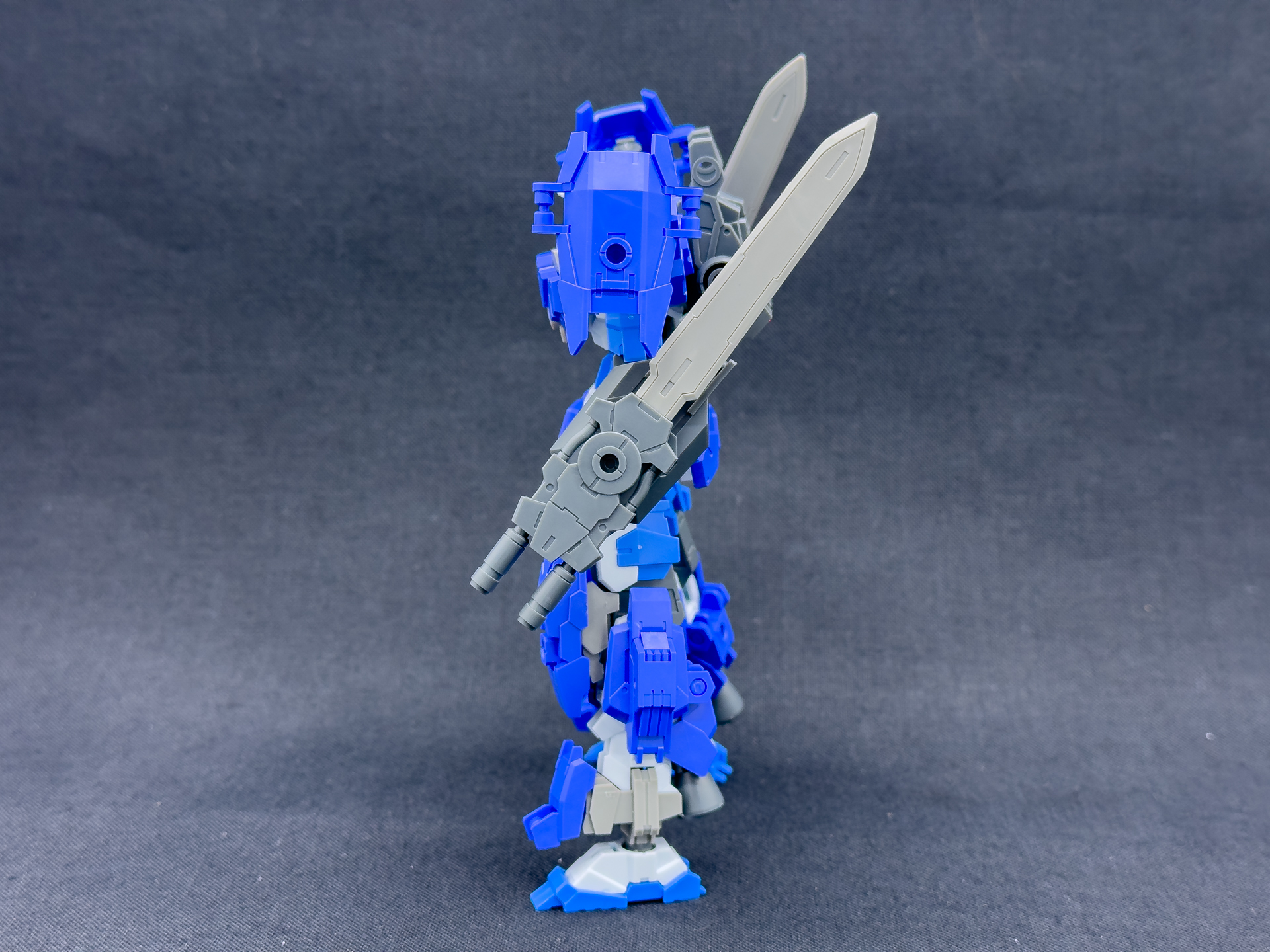 腕部固定武装は近接用実体剣が目を引くデザインとなっています。