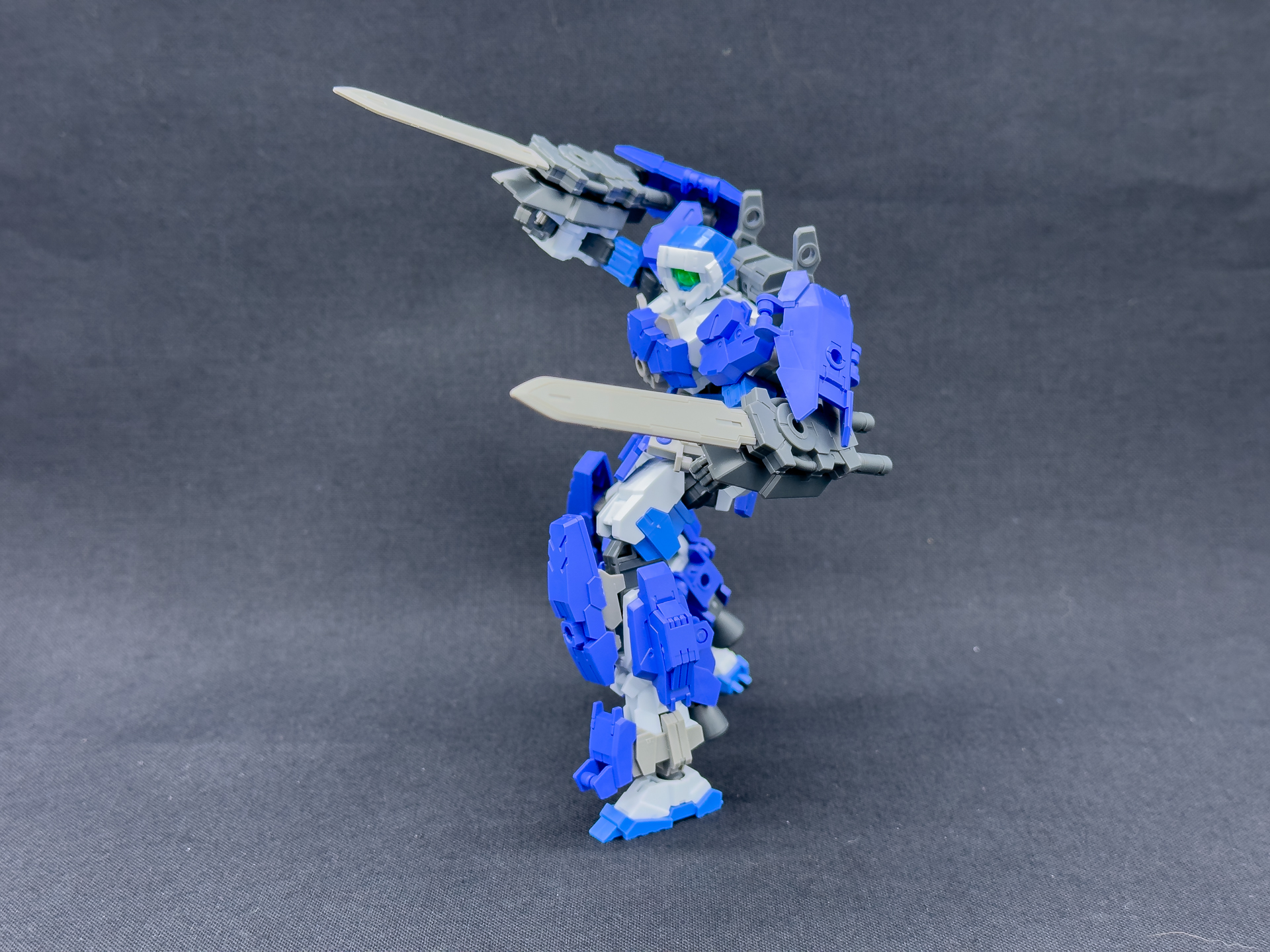 実体剣は様々なアクションポーズをとらせやすく、遊びの幅が広がります。