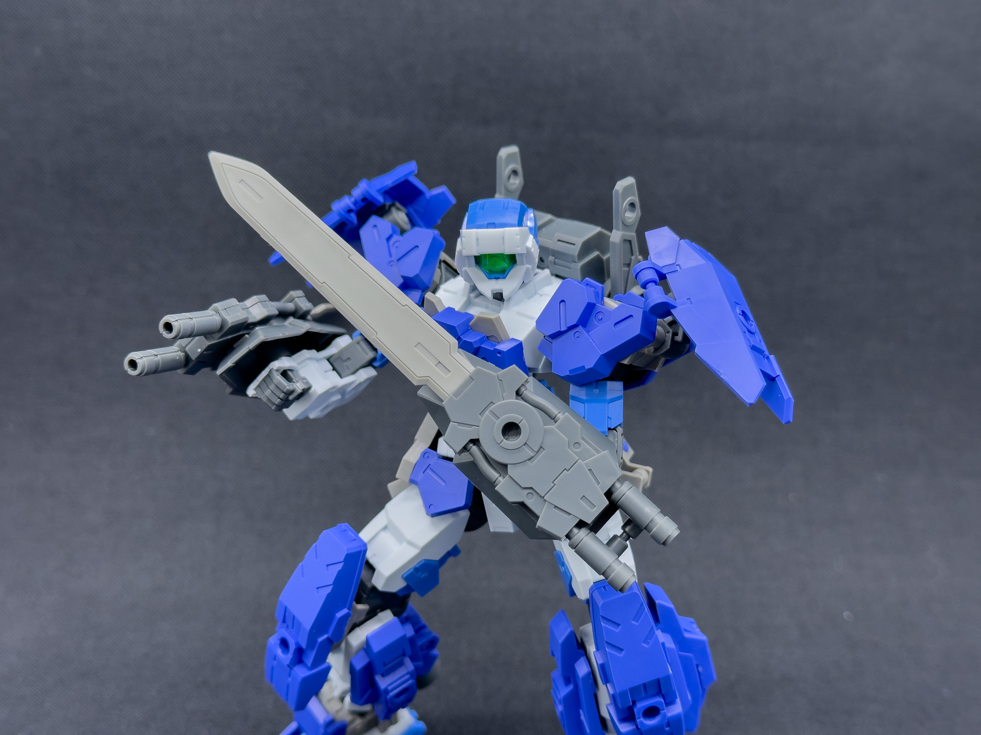 もちろん片方を射撃モードにしてのポージングも決まります。