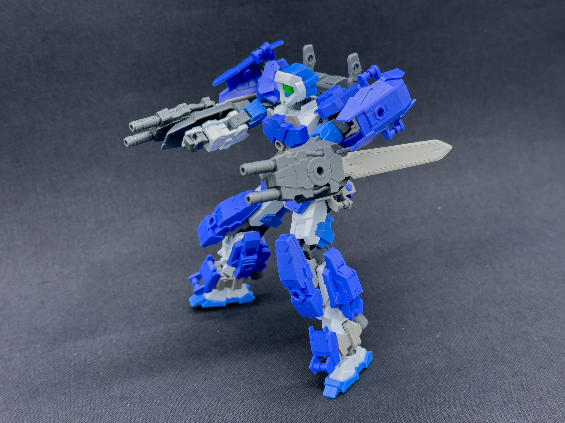 本機に手持ち武装はありませんが、腕部固定武装を射撃モードにもできるのでプレイバリューは十分です。