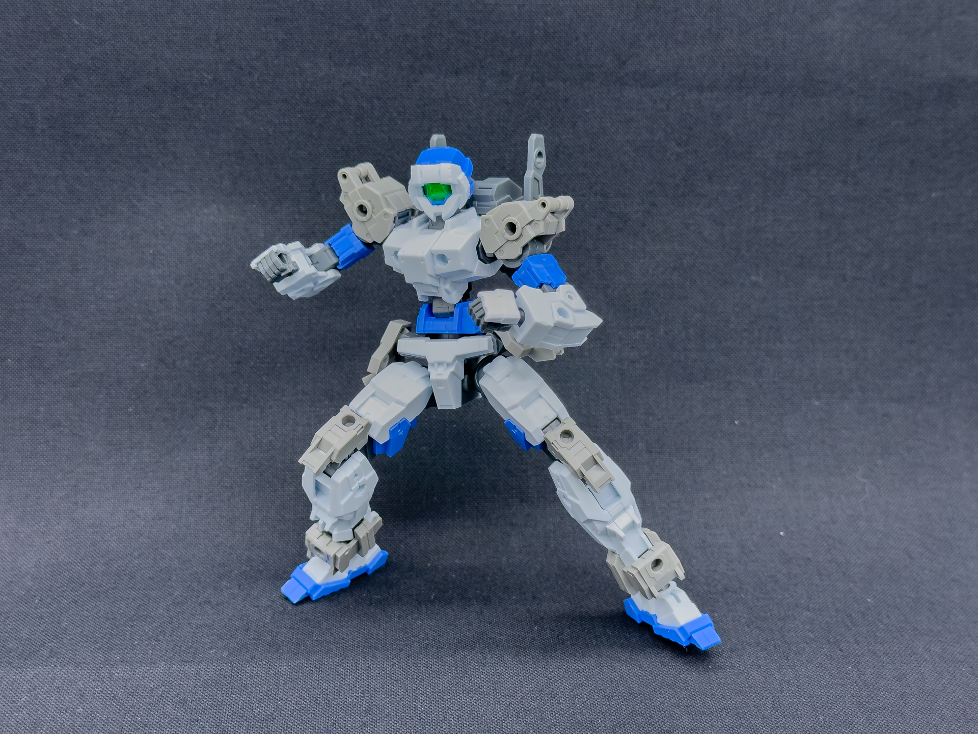 フルアーマーパーツは取り外すことで中間状態を再現することも可能です。