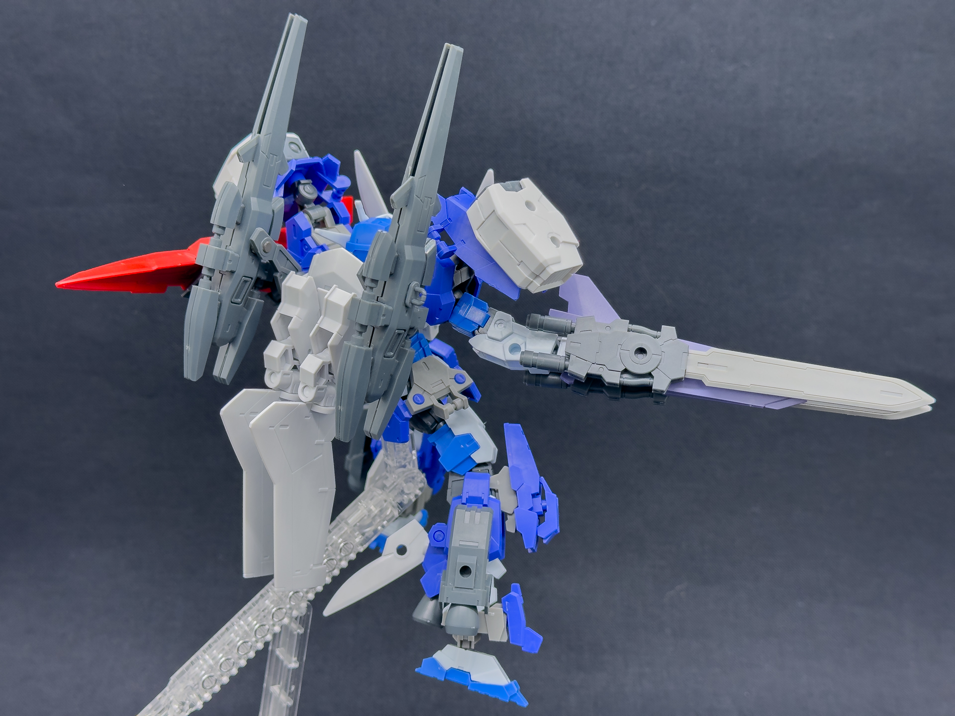 背面も追加装甲の迫力に負けないよう武装をてんこ盛りにしています。