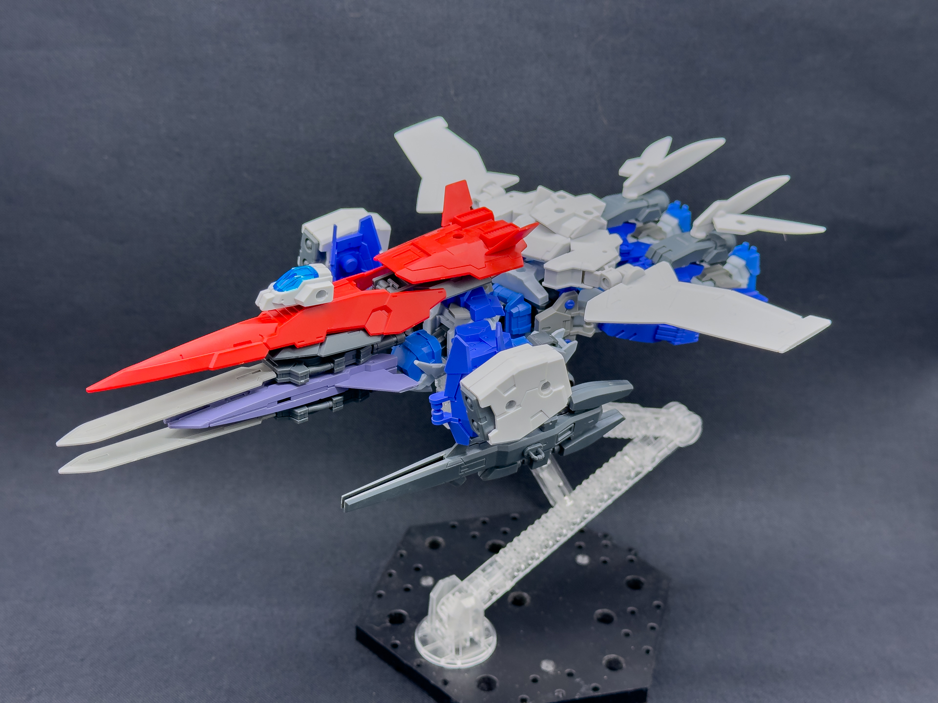 変形させ、高速巡行モードにしてみました。30MMに付属しているジョイントパーツを駆使することで可変機も制作可能です。