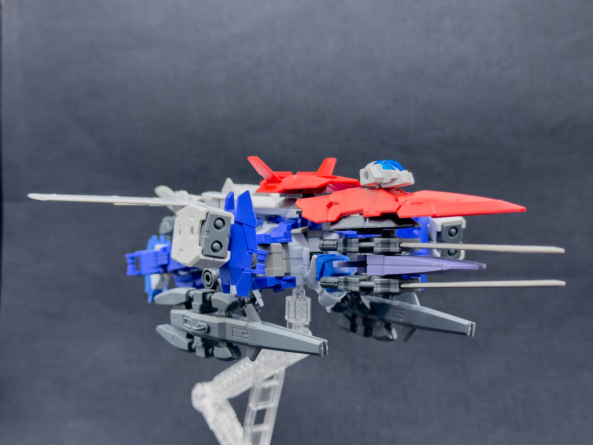 もともと可変機ではないので横から見ると少し無理のあるフォルムになってしまいましたが、構造を考えている間は子供の頃のように楽しめました。