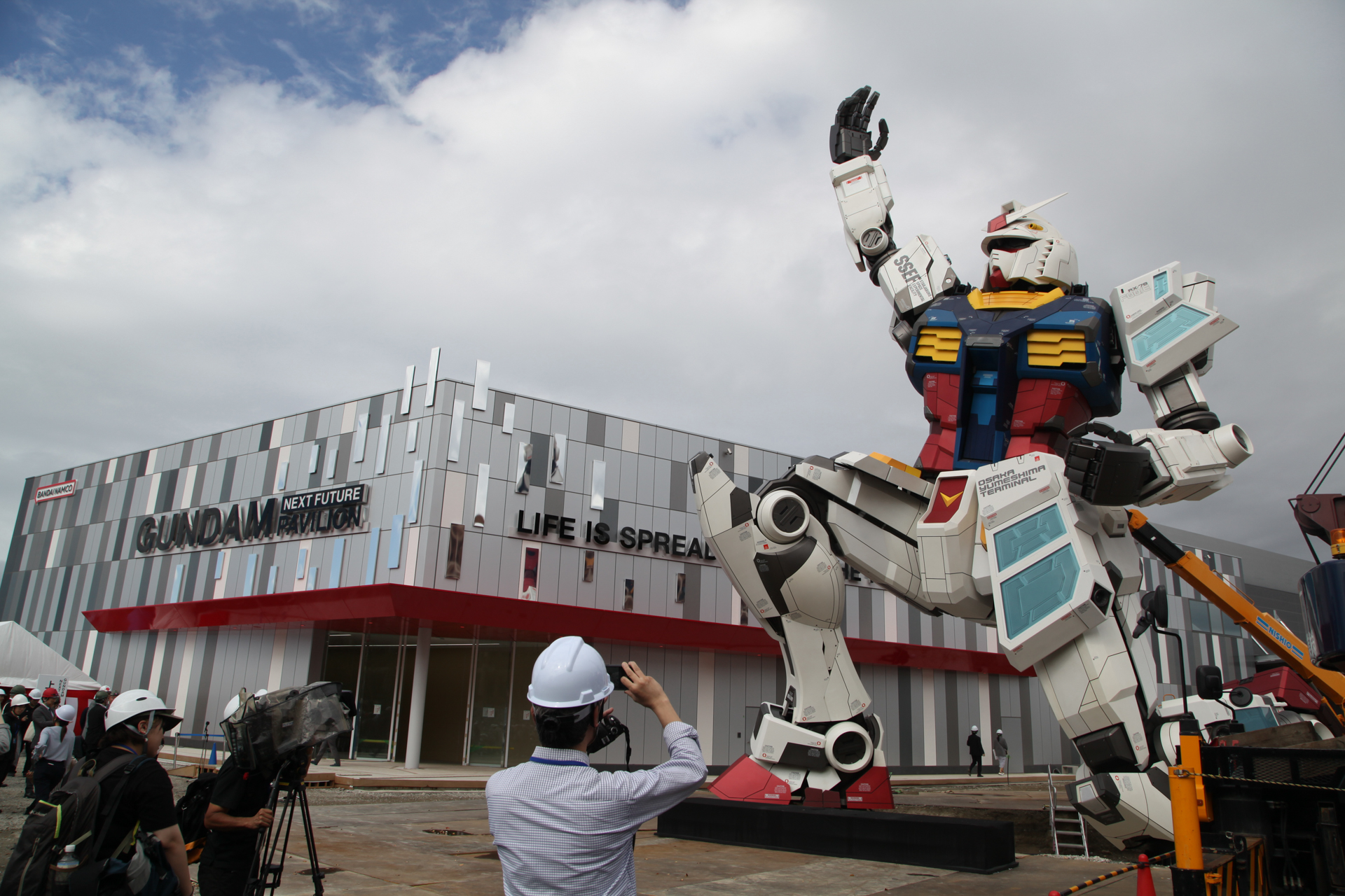 2024年10月には、民間パビリオン「GUNDAM NEXT FUTURE PAVILION」で実物大ガンダム像の設置安全祈願とともに頭部をドッキングする「上頭式」が実施された