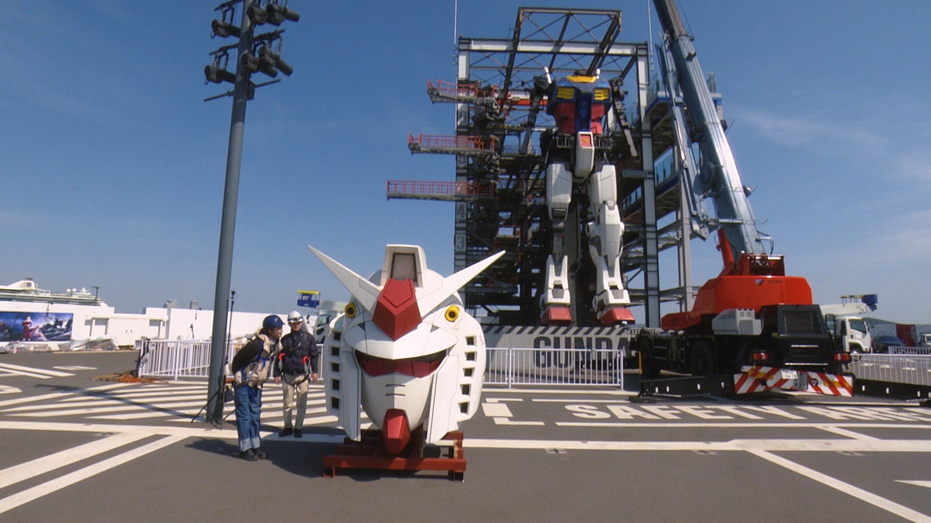 番組では巨大なクレーンを搭載する起重機船が登場、ガンダムの解体の様子が描かれる