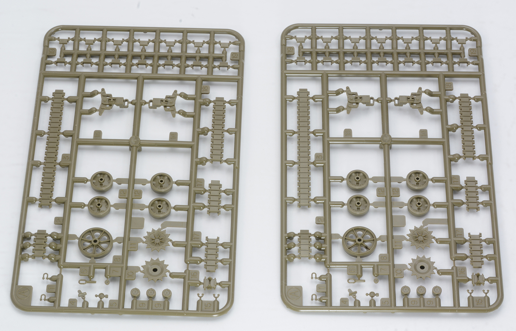 履帯や車輪など足回りのパーツが多いAパーツは2枚用意されている