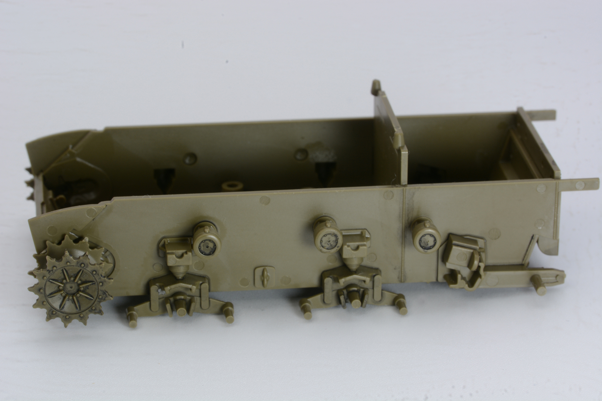 左側のギザギザの車輪が履帯を動かす「ドライブスロケット」だ