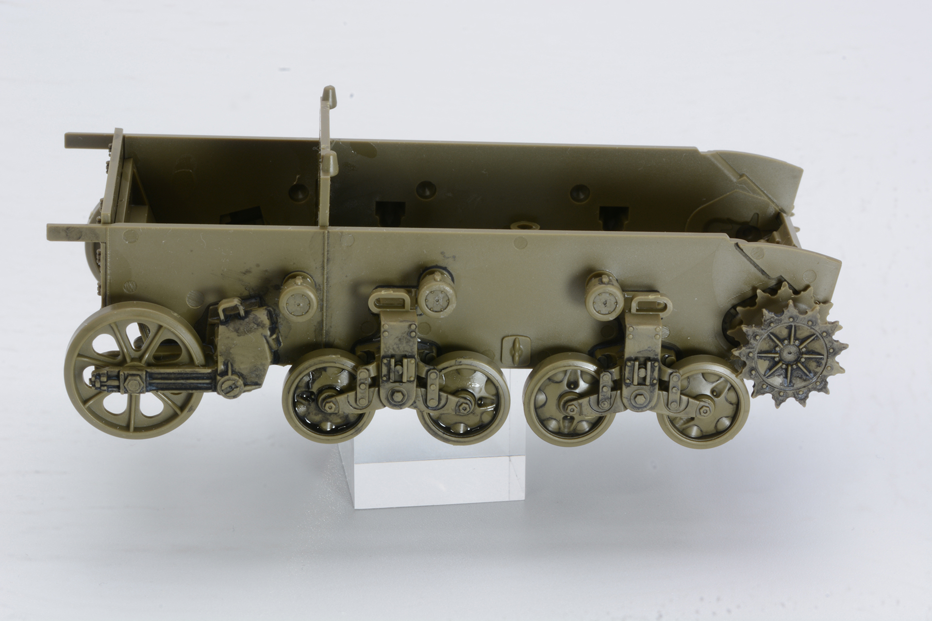 写真左側大きな車輪が「アイドラーホイール」、中央の4つの車輪が「ロードホイール」。上部には「リターン・ローラー」を取り付ける