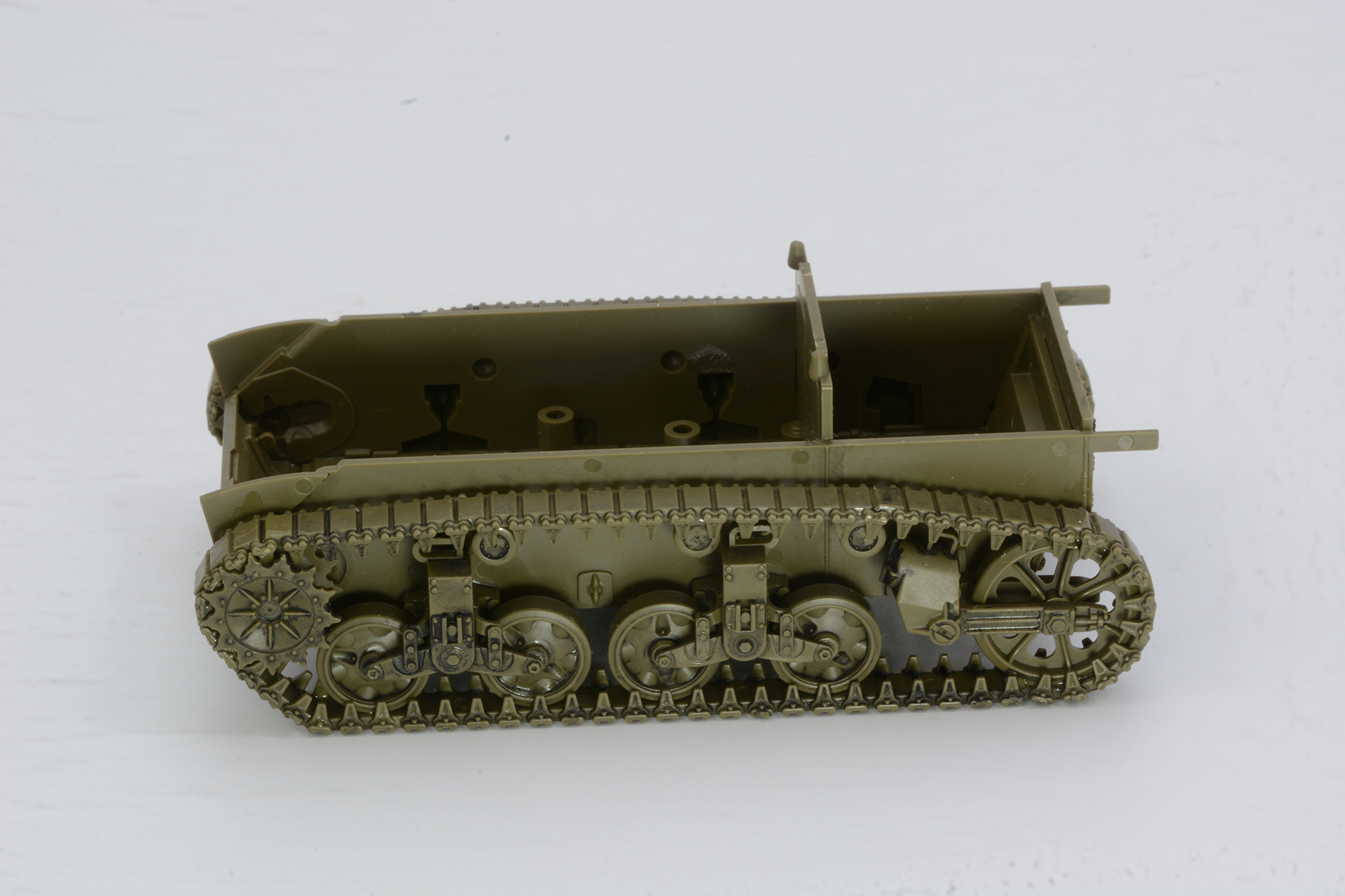 車体の前後の履帯は1パーツ1パーツバラバラで構成されているが、大きなパーツをしっかり所定位置に接着すれば、きっちり組み上がる
