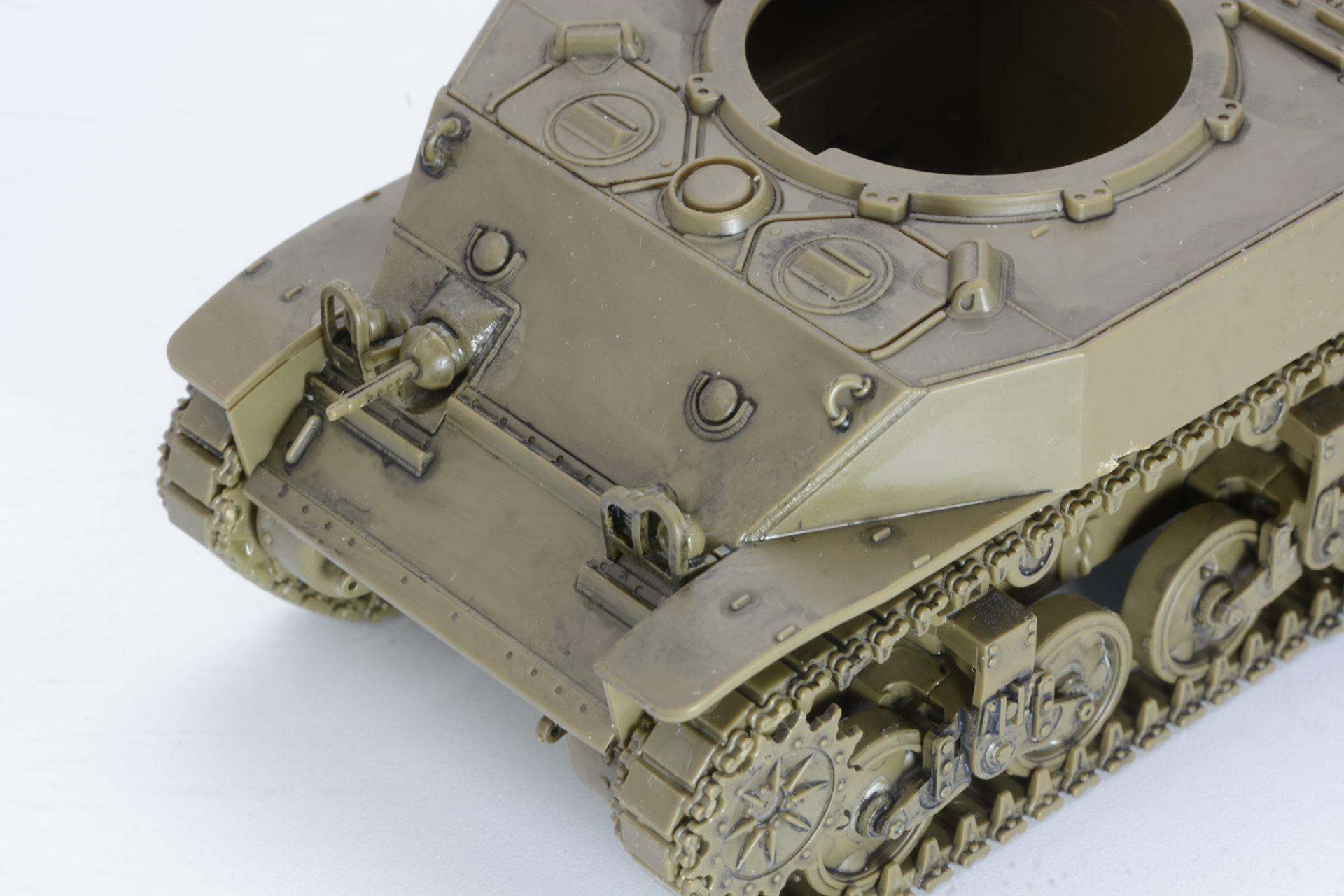 機銃やライトなど細かい部品を取り付ける