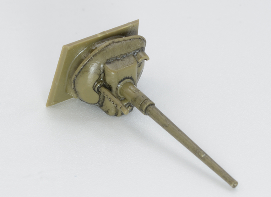 主砲である37mm砲。基部はポリキャップで可動する