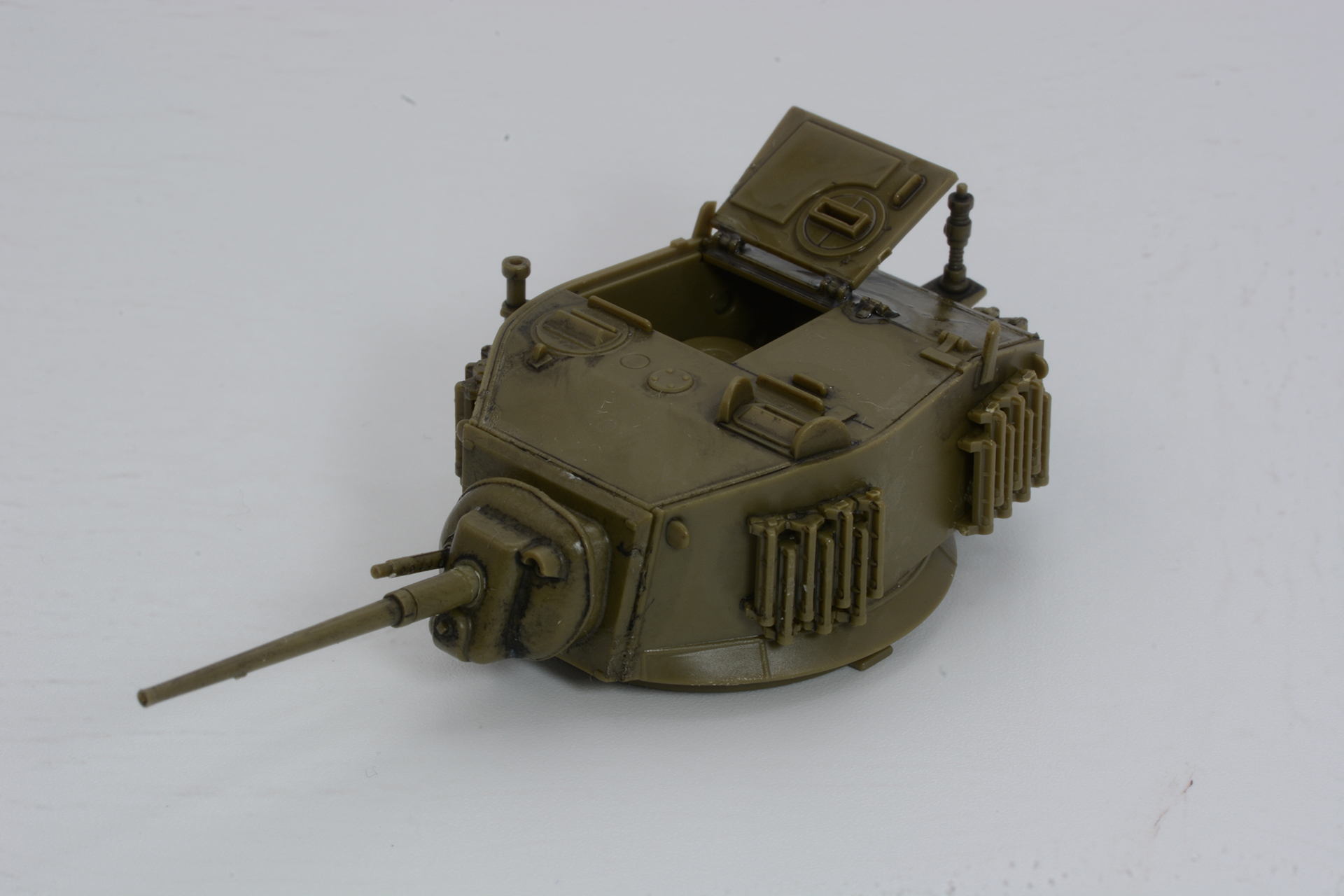 スミ入れし、周囲に「履帯用グローサー」を装着。ハッチを開いた状態で接着。後部には通信機用のアンテナがつく