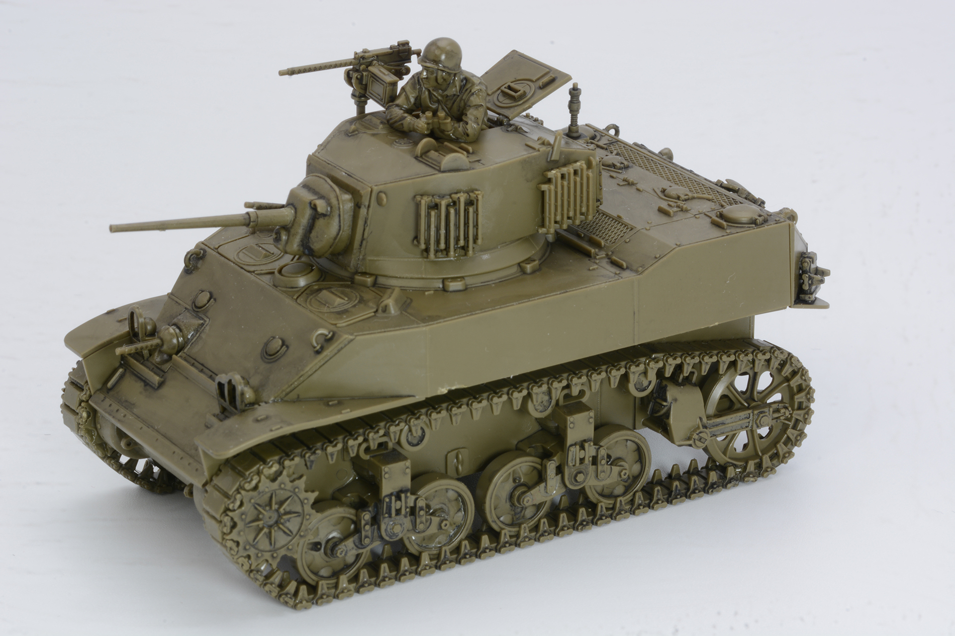 戦車としてはちょっと背が高いシルエット。ガソリンエンジンを2基搭載しているからこそのプロポーションだ