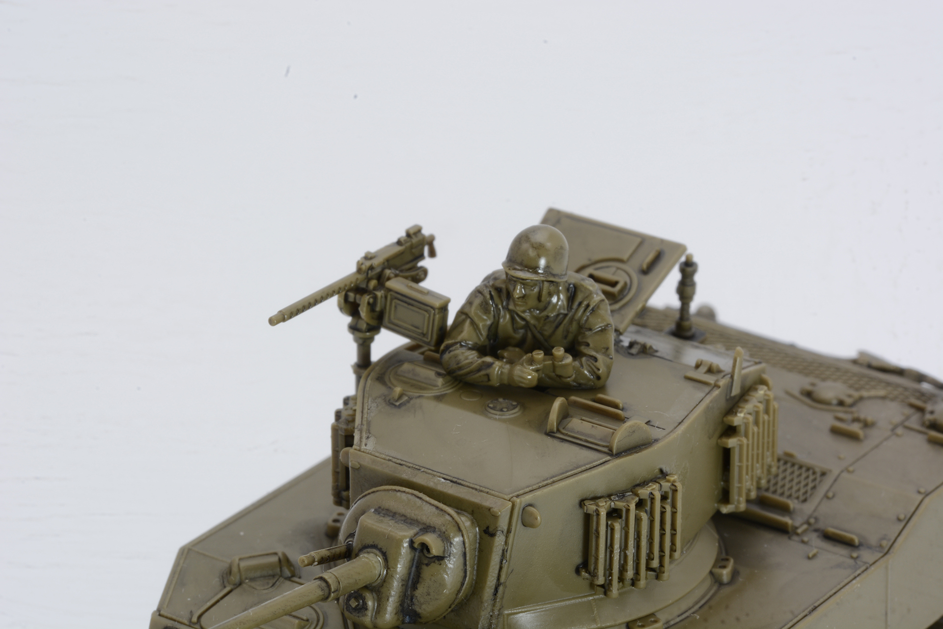 車長フィギュアと機銃を取り付ける