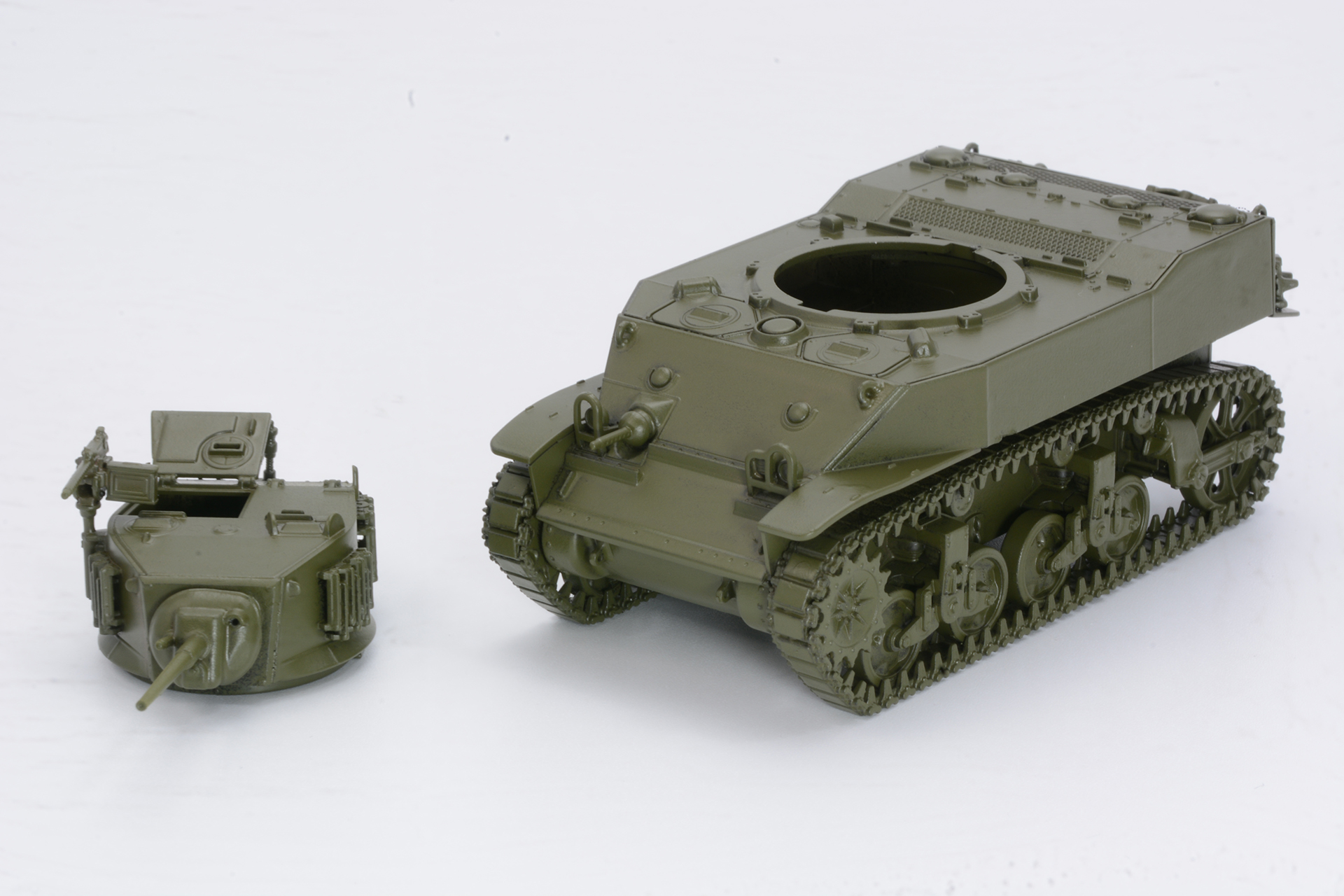 M5A1の基本色となるオリーブドラブを全体に吹き付ける