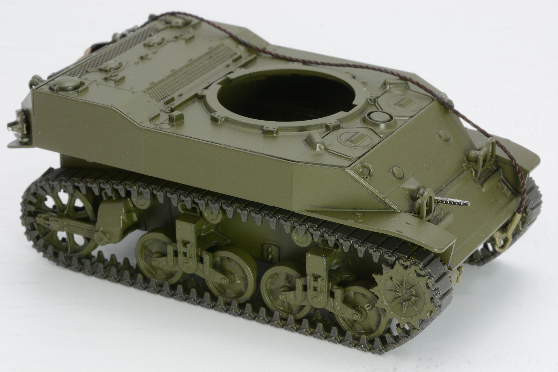 履帯を筆塗りする。組み立ててから塗っても雰囲気が出る。初心者に挑戦してもらいたい簡単塗装だ