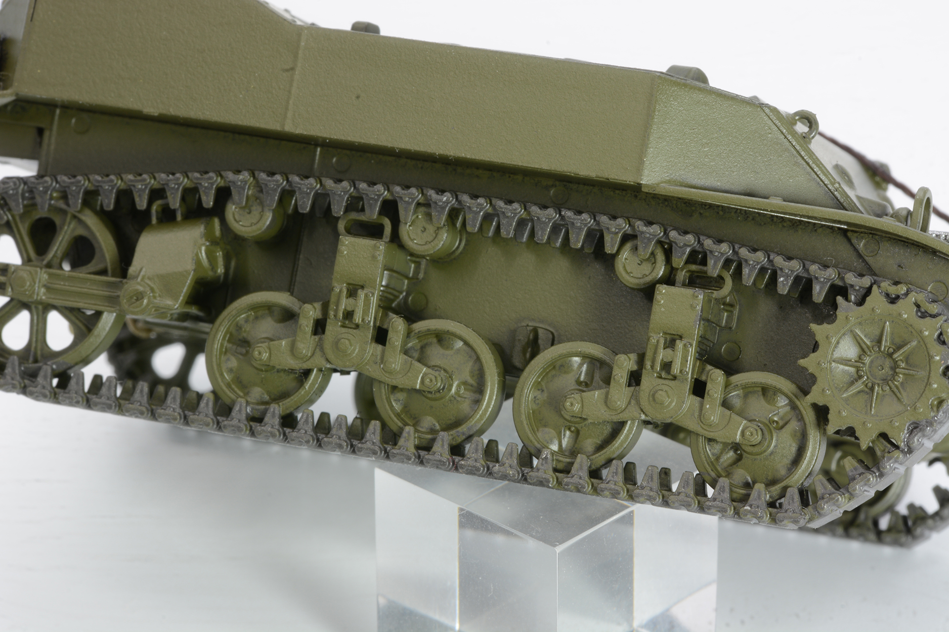 足回りのアップ。スプレー塗装でもディテールは潰れない