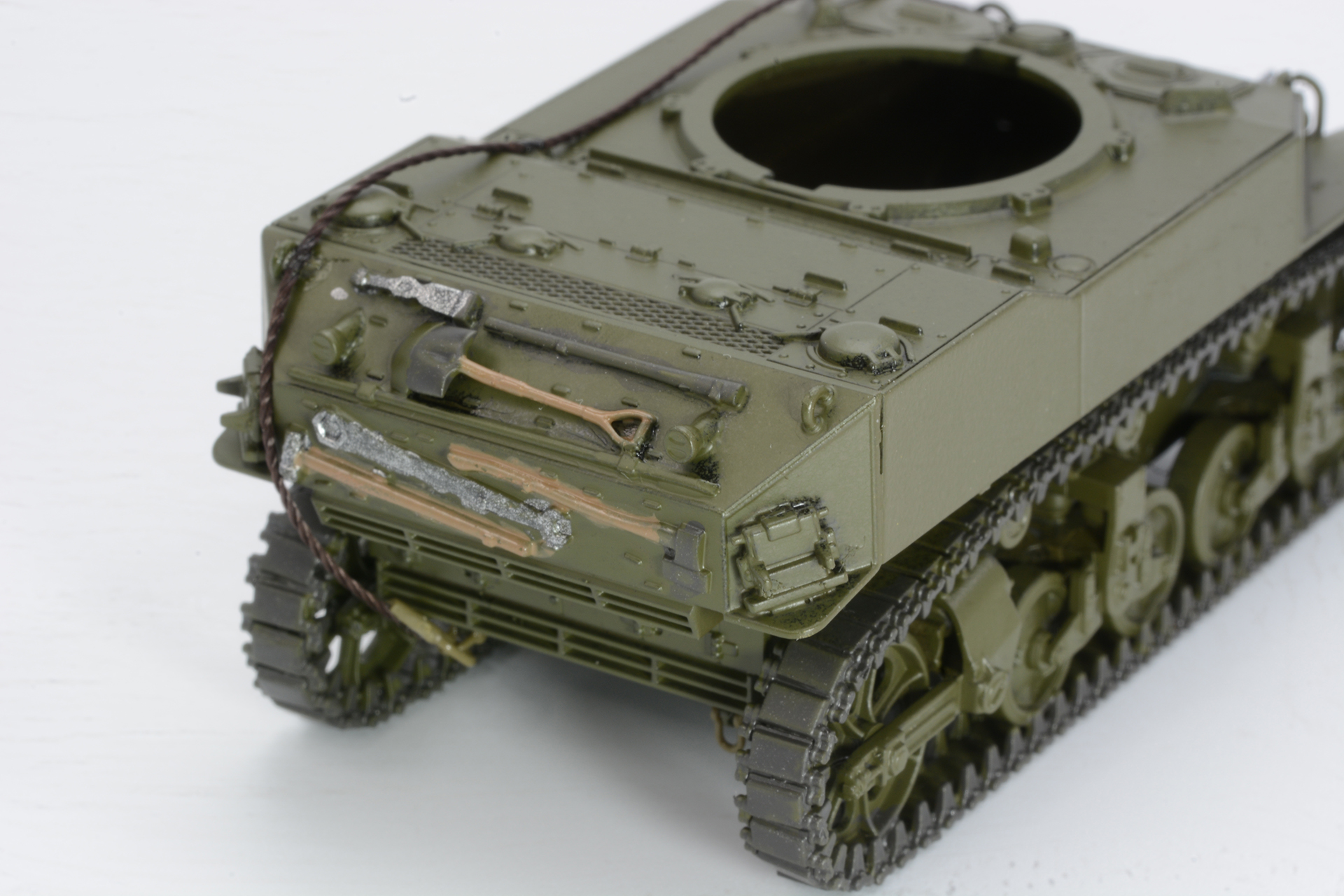 装備品。ハンマーや斧の柄がアクセントになる