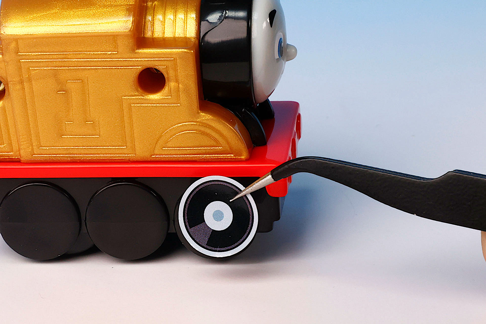 おもちゃで遊ぶ前にシールを貼っておこう