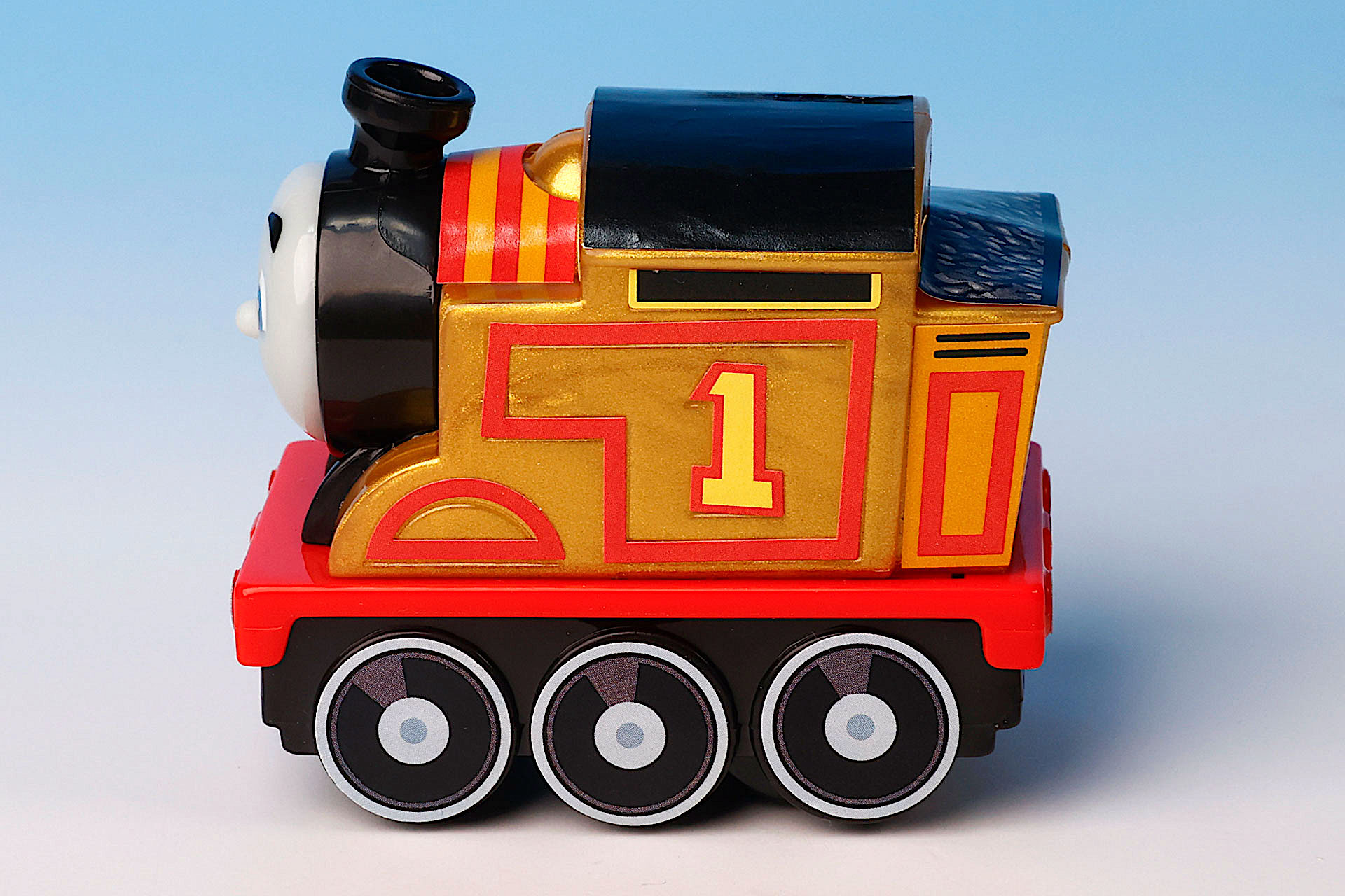 ゴールドに輝くボディがなんともゴージャスだ