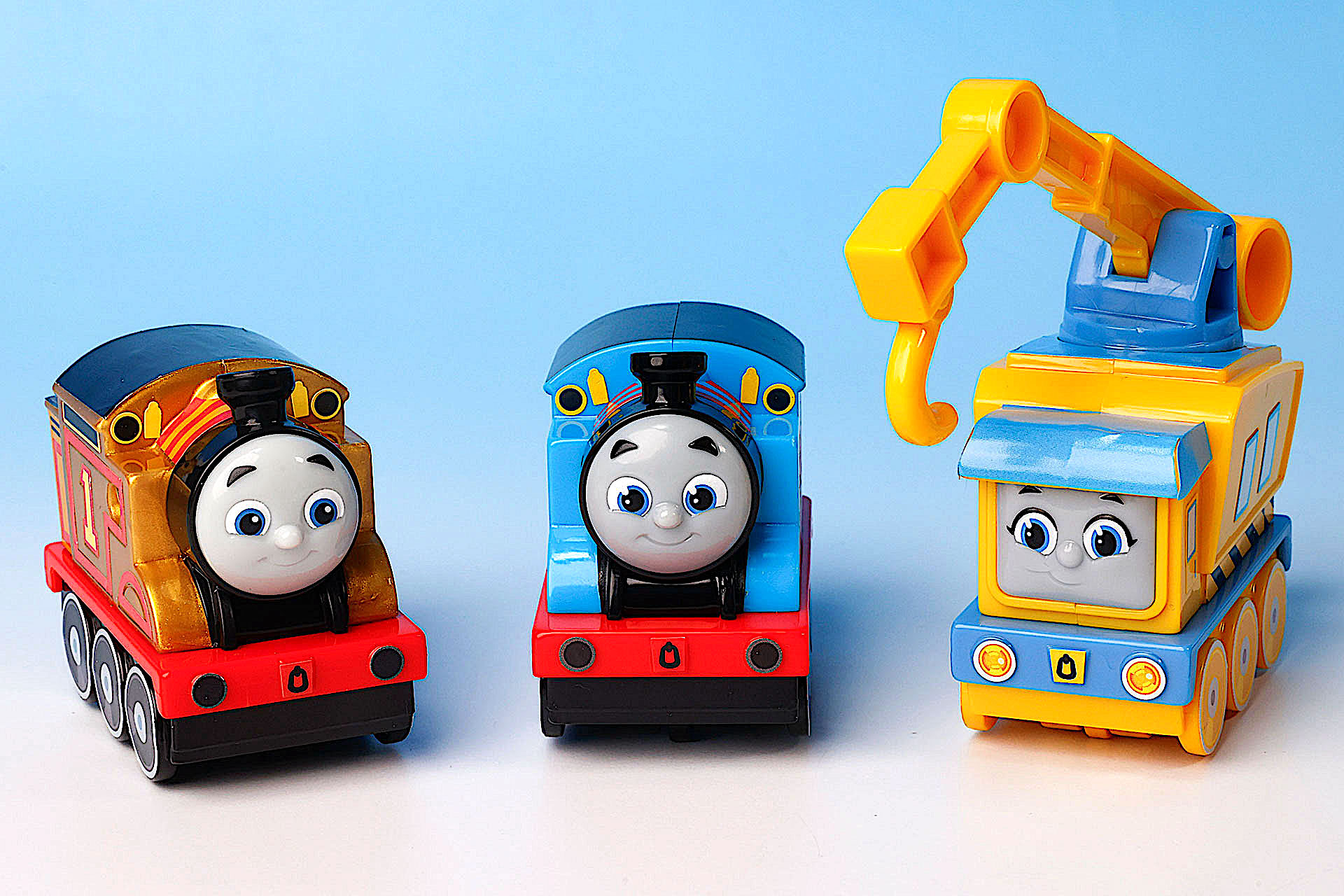 こちらが第1弾（1月17日〜1月23日）のハッピーセット「きかんしゃトーマス」に登場するおもちゃ。写真左から「80周年スペシャル！金のトーマス」、「ごし、ごし！トーマス」、「ひっぱれ！カーリー」