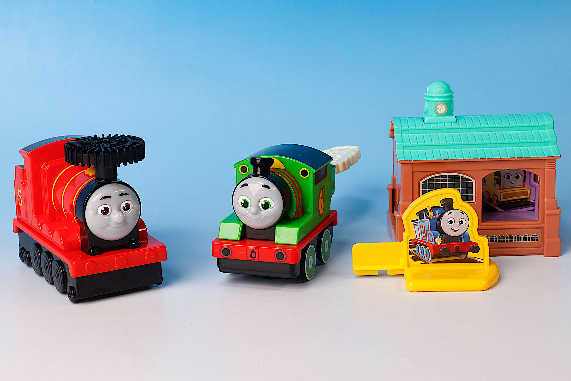 こちらが第2弾（1月24日〜1月30日）のハッピーセット「きかんしゃトーマス」に登場するおもちゃ。写真左から、「えんとつからしゃぼん玉！ジェームス」、「とびだせ！パーシー」、「しゅっぱつ！トーマス＆サンディー」