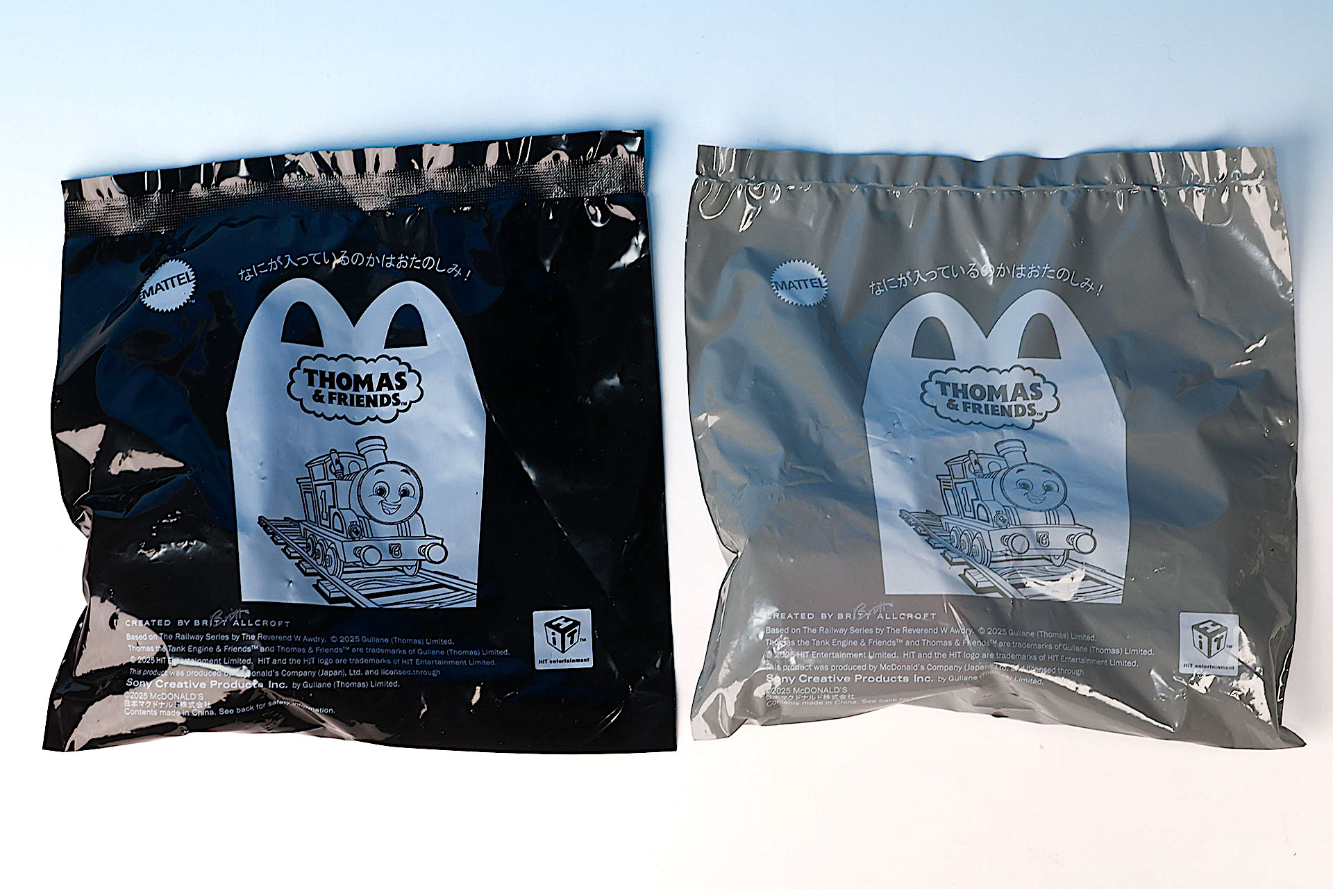 こちらが今回のおもちゃ袋。黒色が第1弾で、灰色が第2弾だ