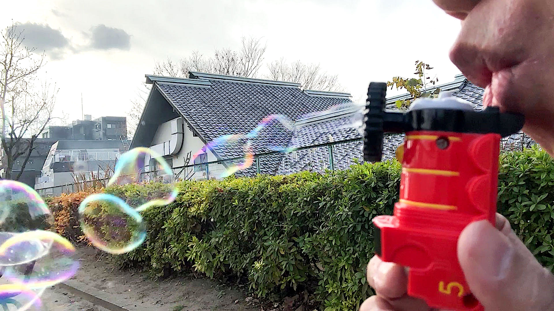 エントツに開けられた穴目がけて、後ろから息を吹きかけるとシャボン玉が飛び出していく