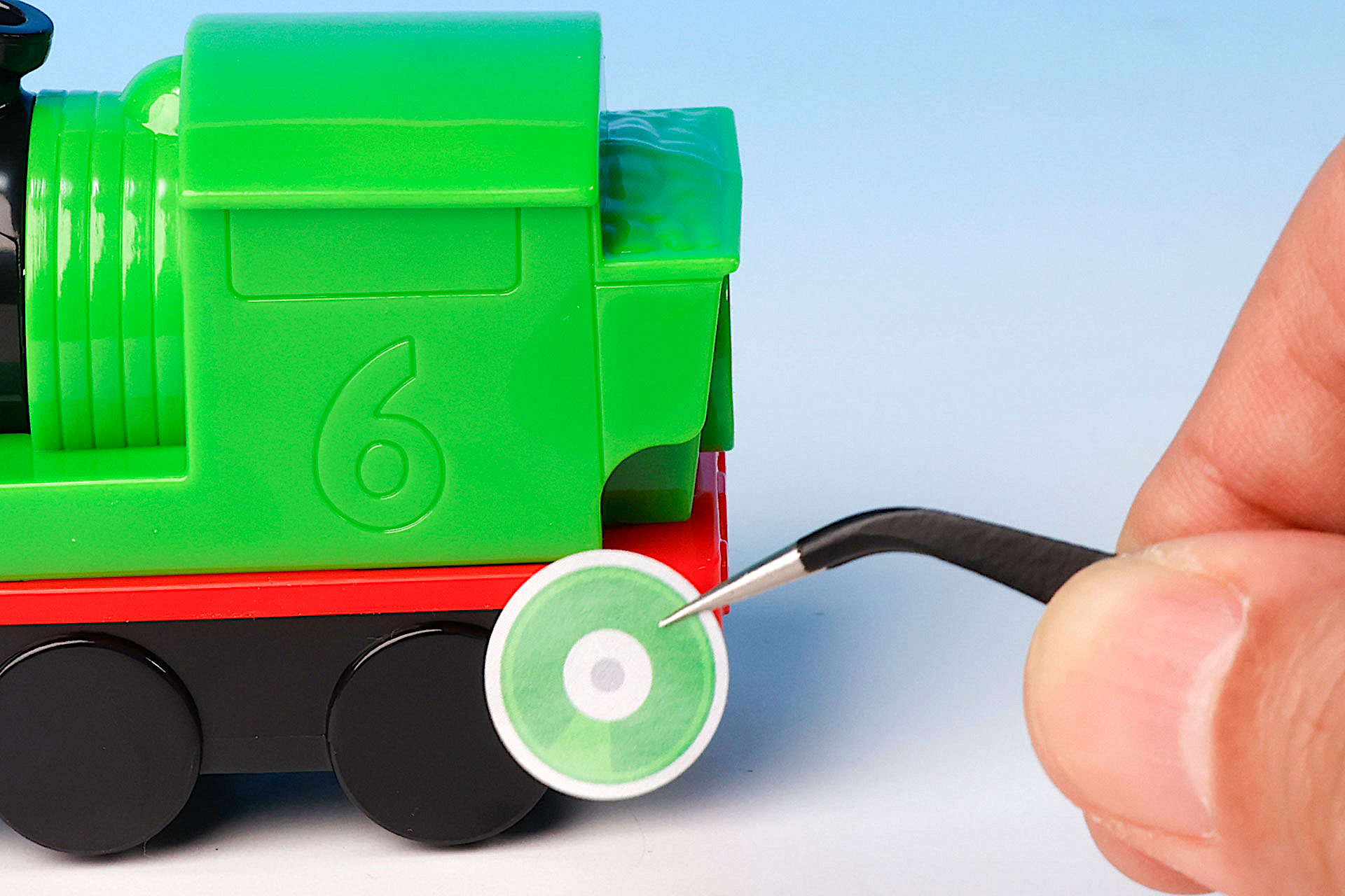 小さなシールもあるので、ピンセットなどを用意すると便利だ