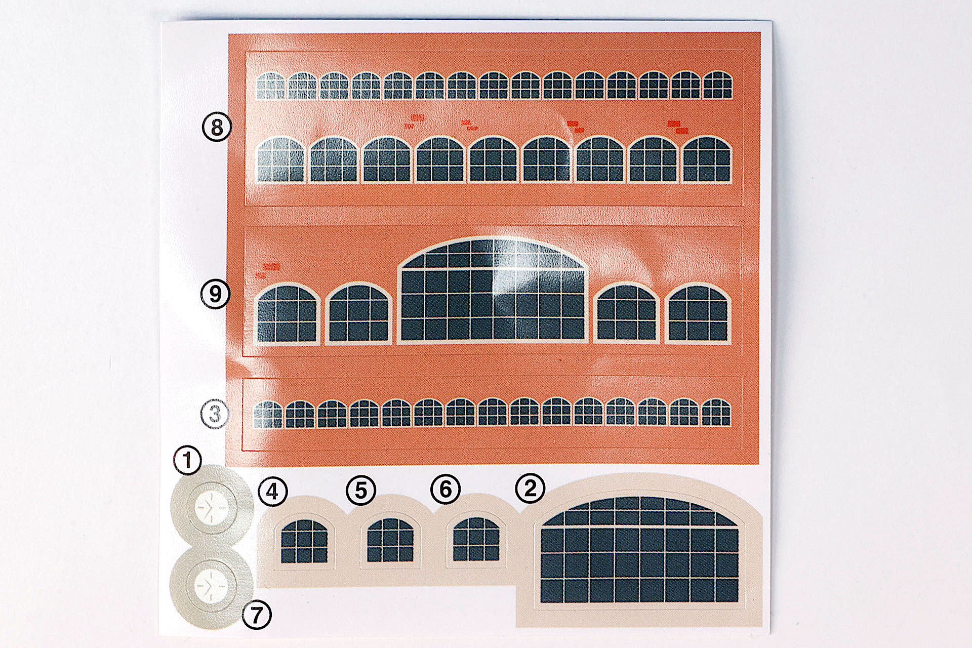 車両ではないか駅舎に貼るためのシールも付属