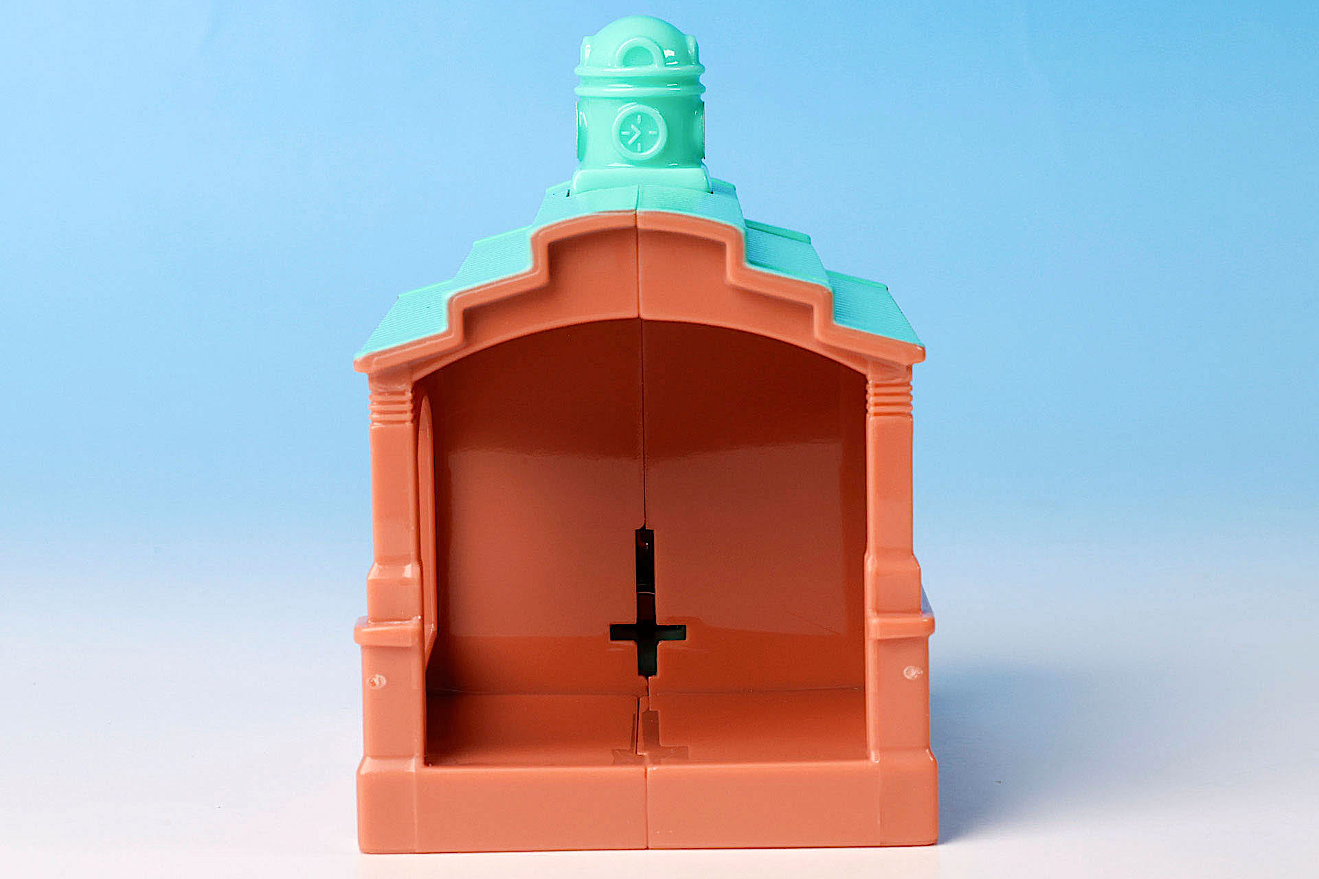 十字の穴がパネルを取り付ける位置だ