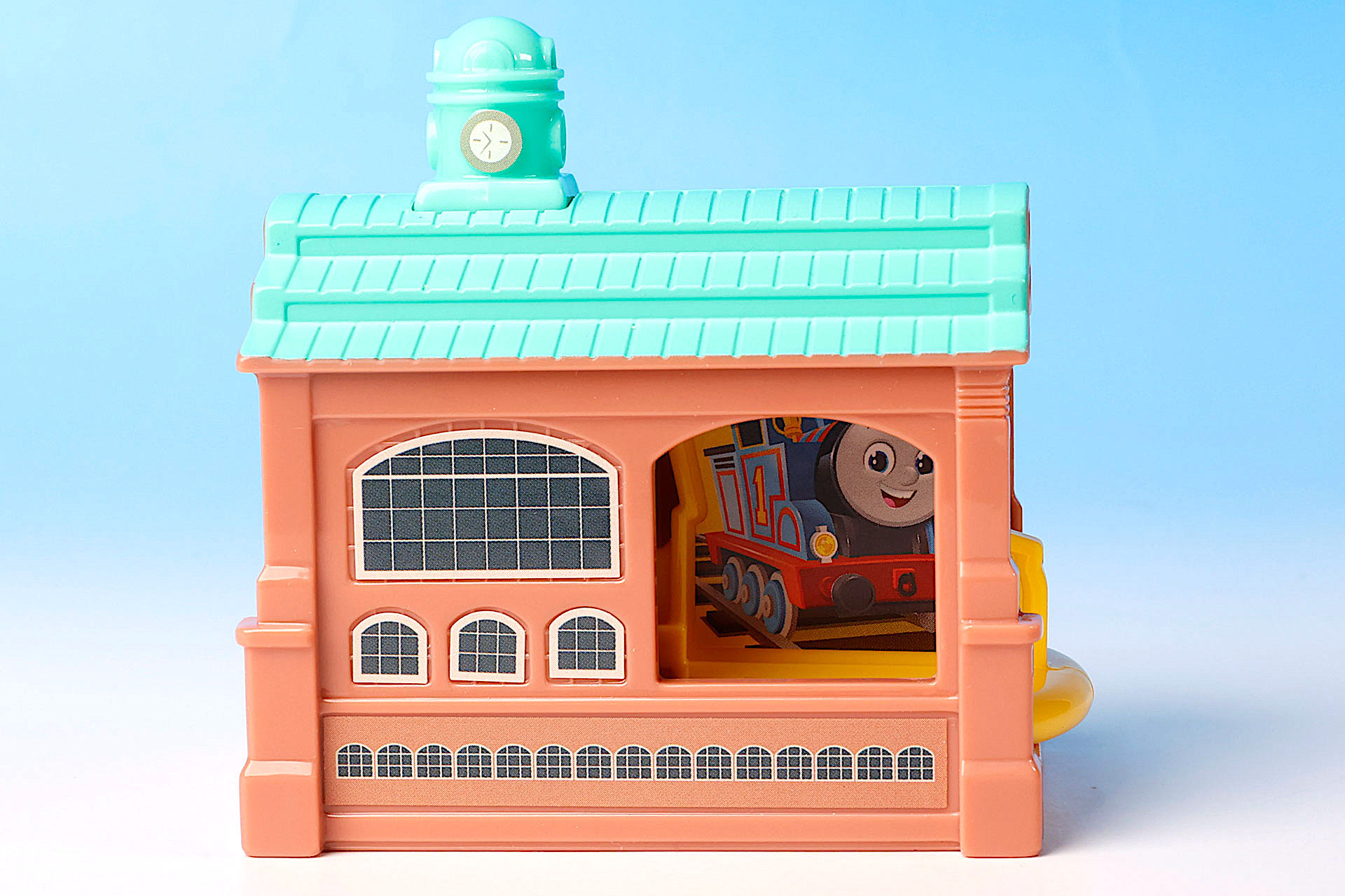 トーマスのパネルを駅舎にセットしたところ