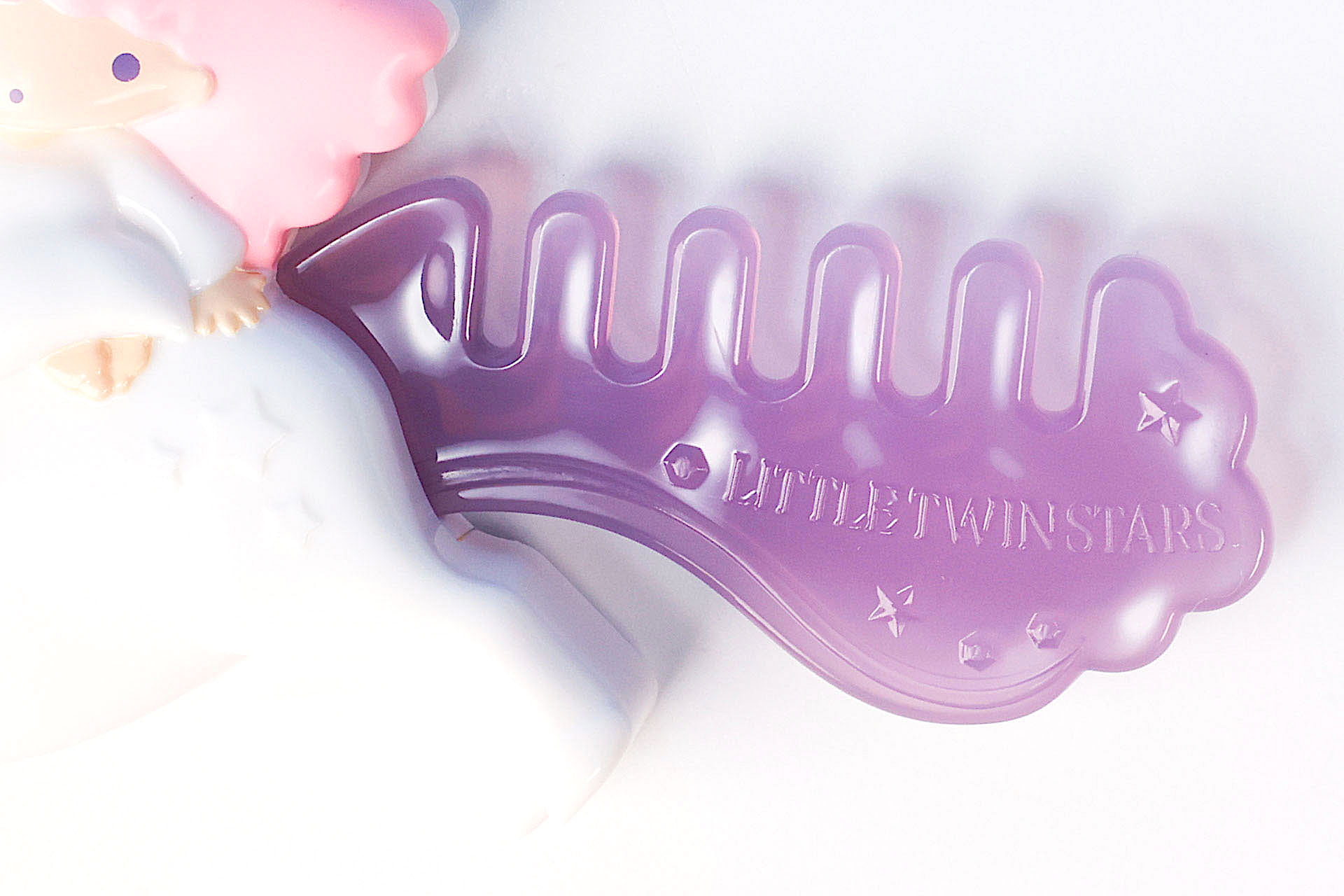 コーム部分にはリトルツインスターズの文字が刻まれている