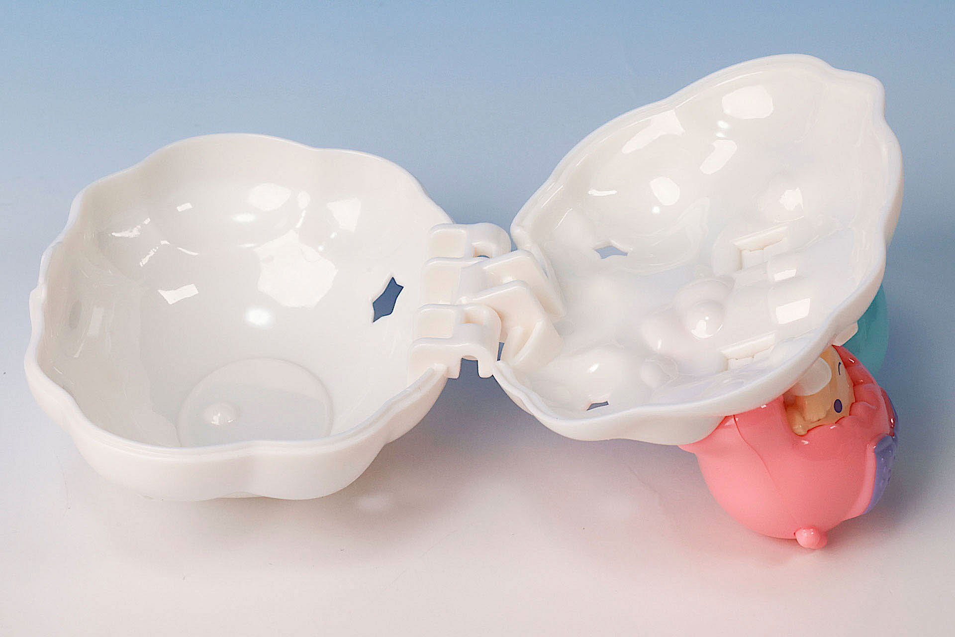 こちらがフタを開けたところ。ちょっとした小物が入るようなスペースだ