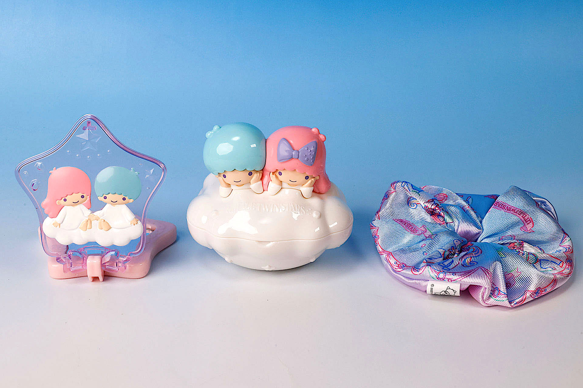 こちらが第2弾（1月24日〜1月30日）のハッピーセット「リトルツインスターズ」に登場するおもちゃ。写真左から、「キキ＆ララのお星さまコンパクトミラー」、「キキ＆ララのなかよし小物入れ」、「キキ＆ララのふわふわシュシュ」