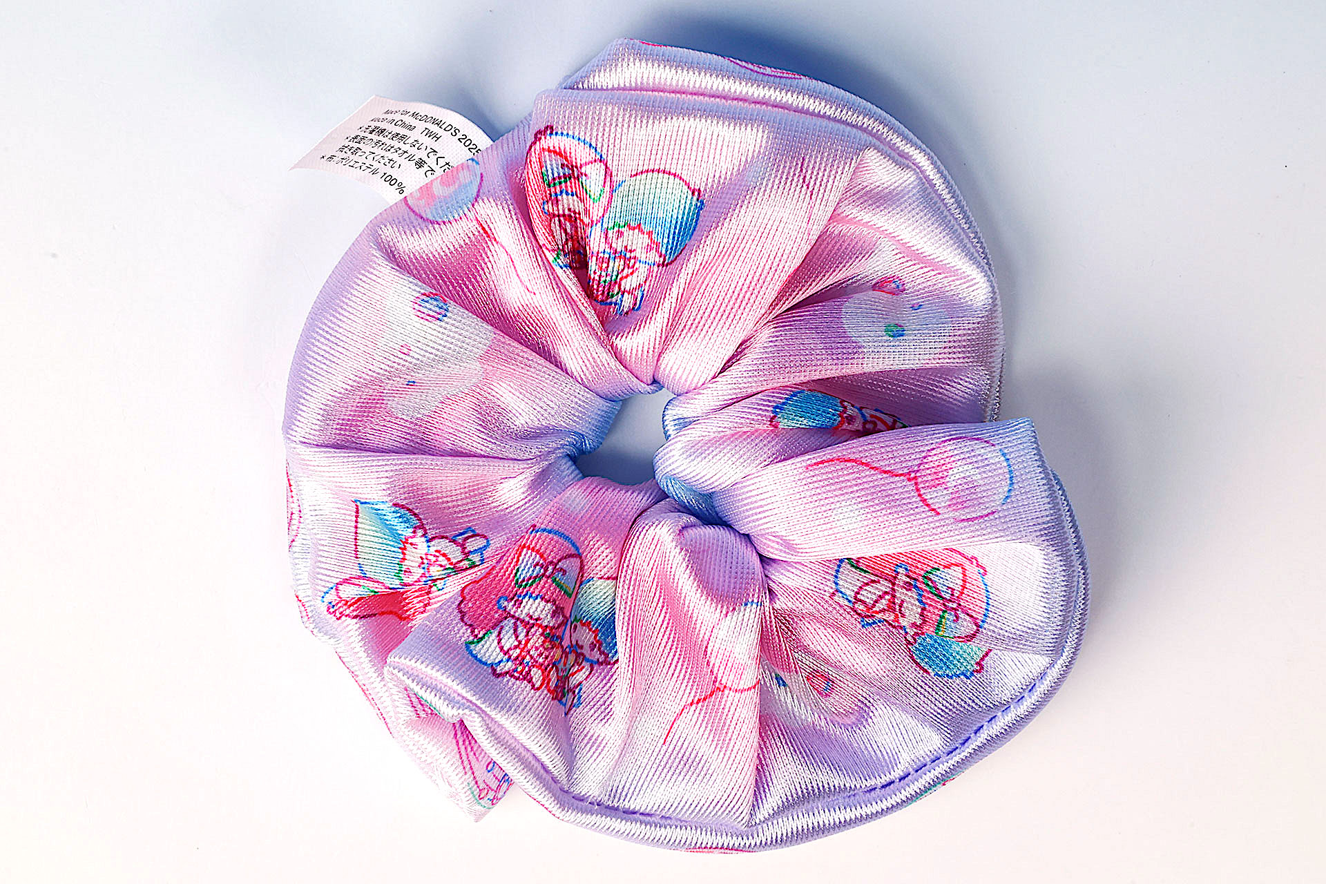 ツルツルとした肌触りの素材が採用されている