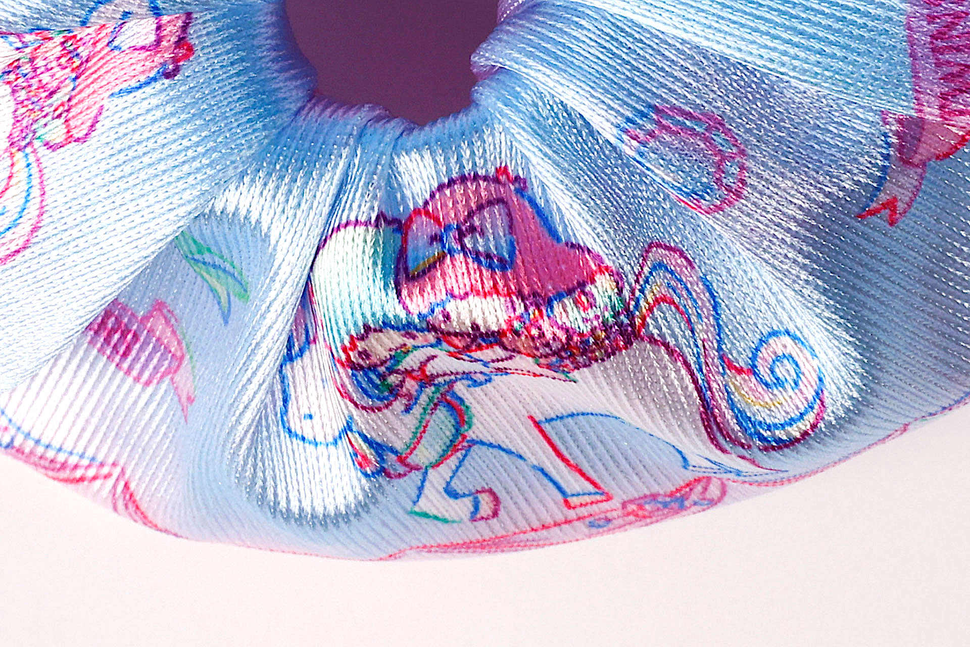 キキと同じカラーの水色の面にはユニコーンが描かれている